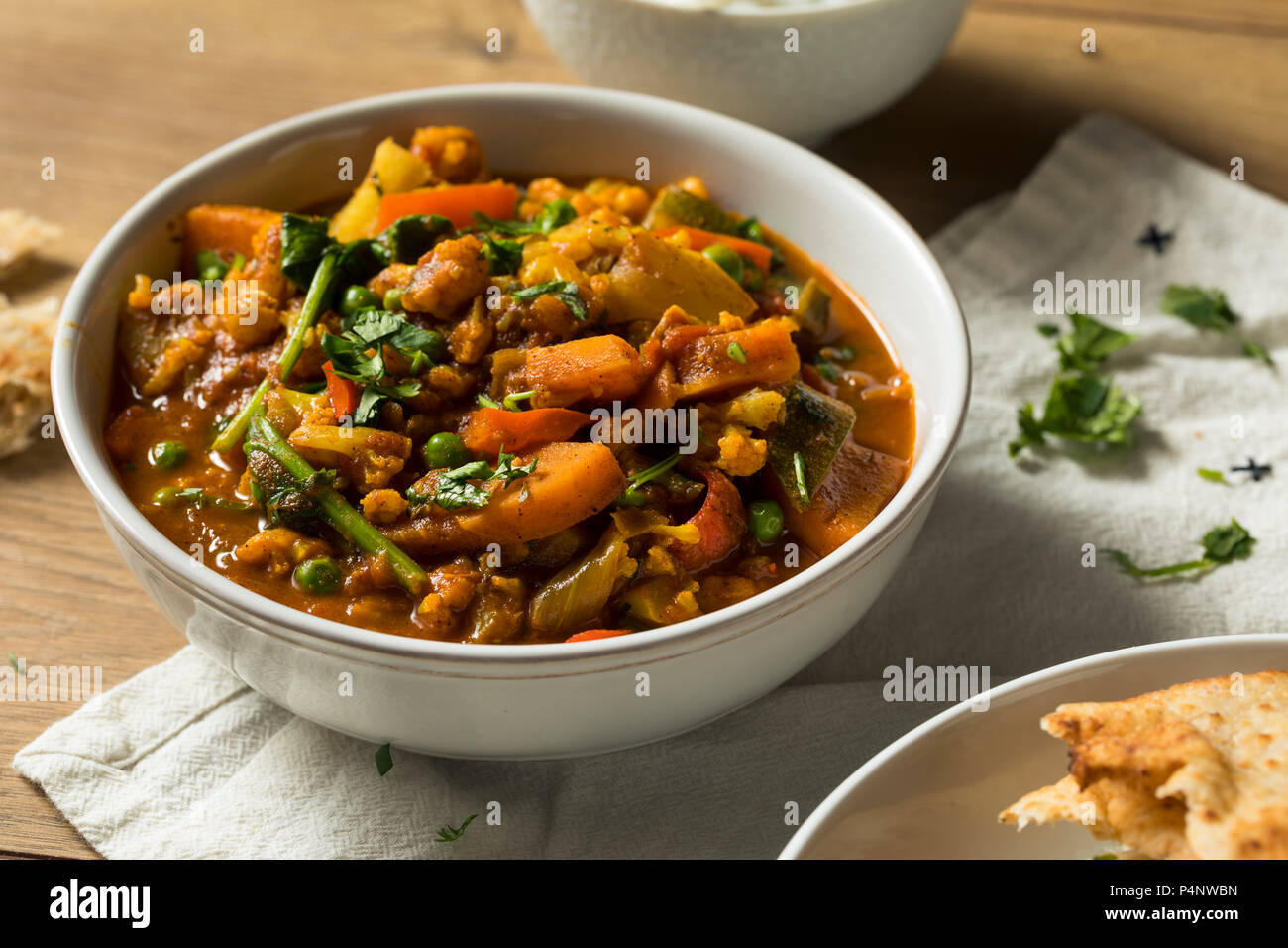 Hausgemachte würzige Vegane Gemüse Curry mit Reis und Naan Stockfoto