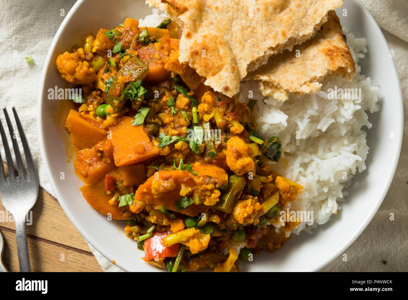 Hausgemachte würzige Vegane Gemüse Curry mit Reis und Naan Stockfoto