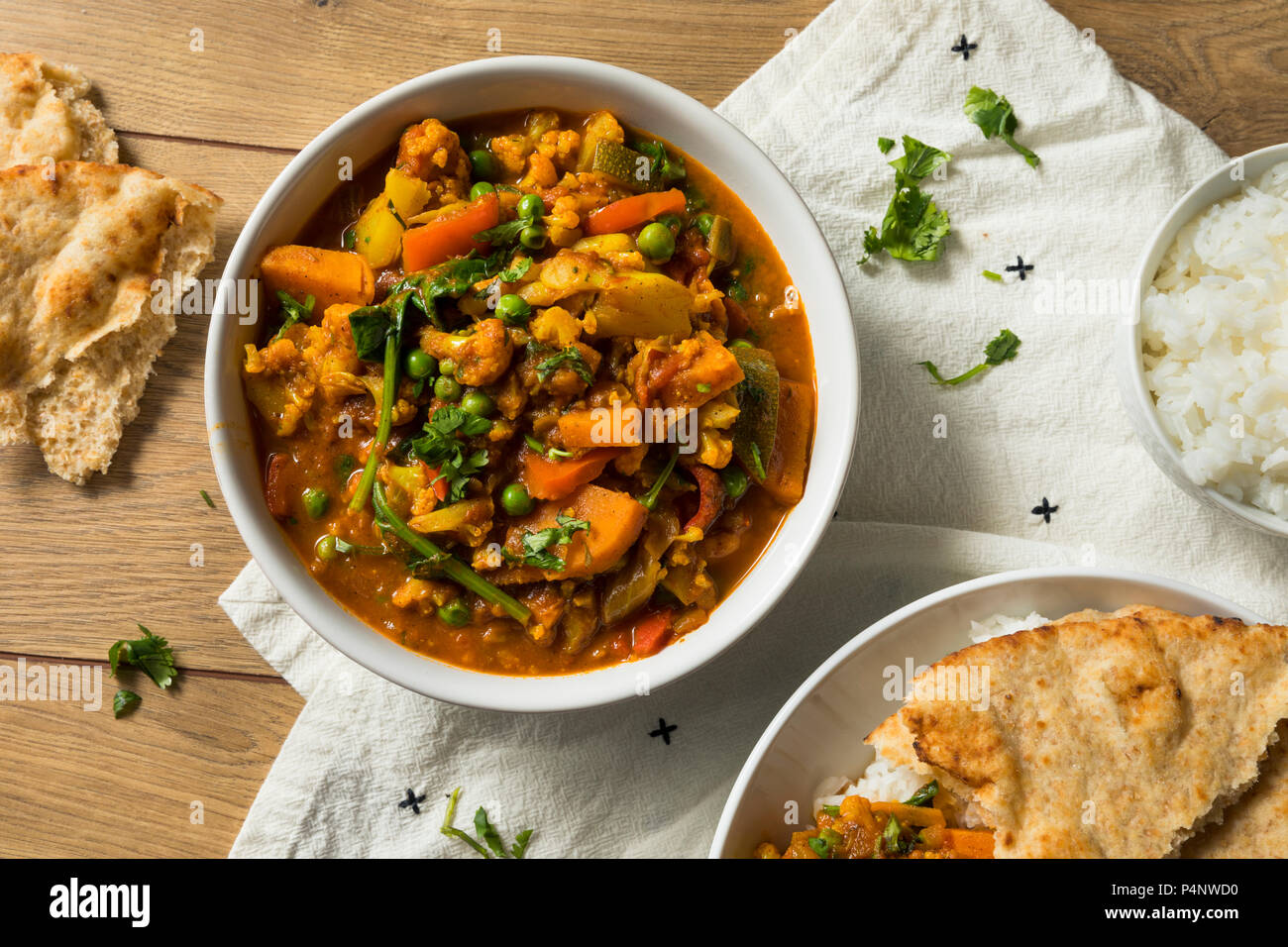 Hausgemachte würzige Vegane Gemüse Curry mit Reis und Naan Stockfoto