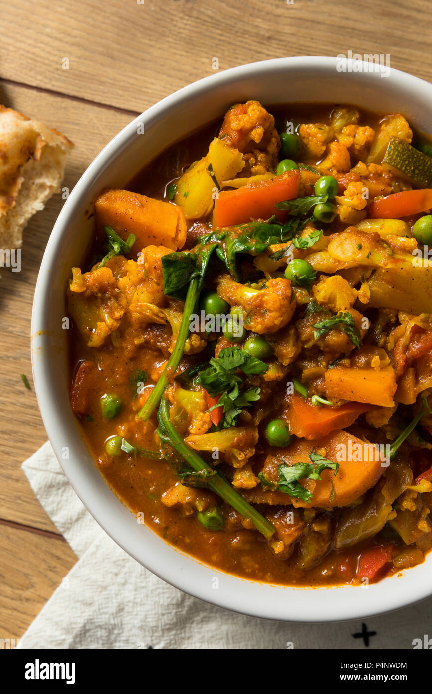 Hausgemachte würzige Vegane Gemüse Curry mit Reis und Naan Stockfoto