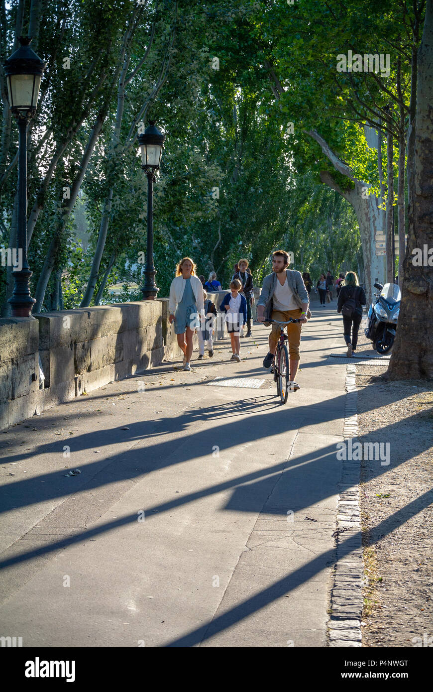 Mann, der auf dem Fahrrad und zu Fuß auf der Straße, Seine, Paris, IDF, Frankreich Stockfoto