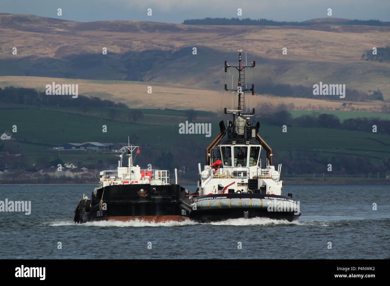 Die Clyde-basierte Admiralty tugboat SD Einfallsreich, mit dem sullage leichter Barge SD 1710 U, vorbei an Greenock während der Übung gemeinsame Krieger 18-1. Stockfoto