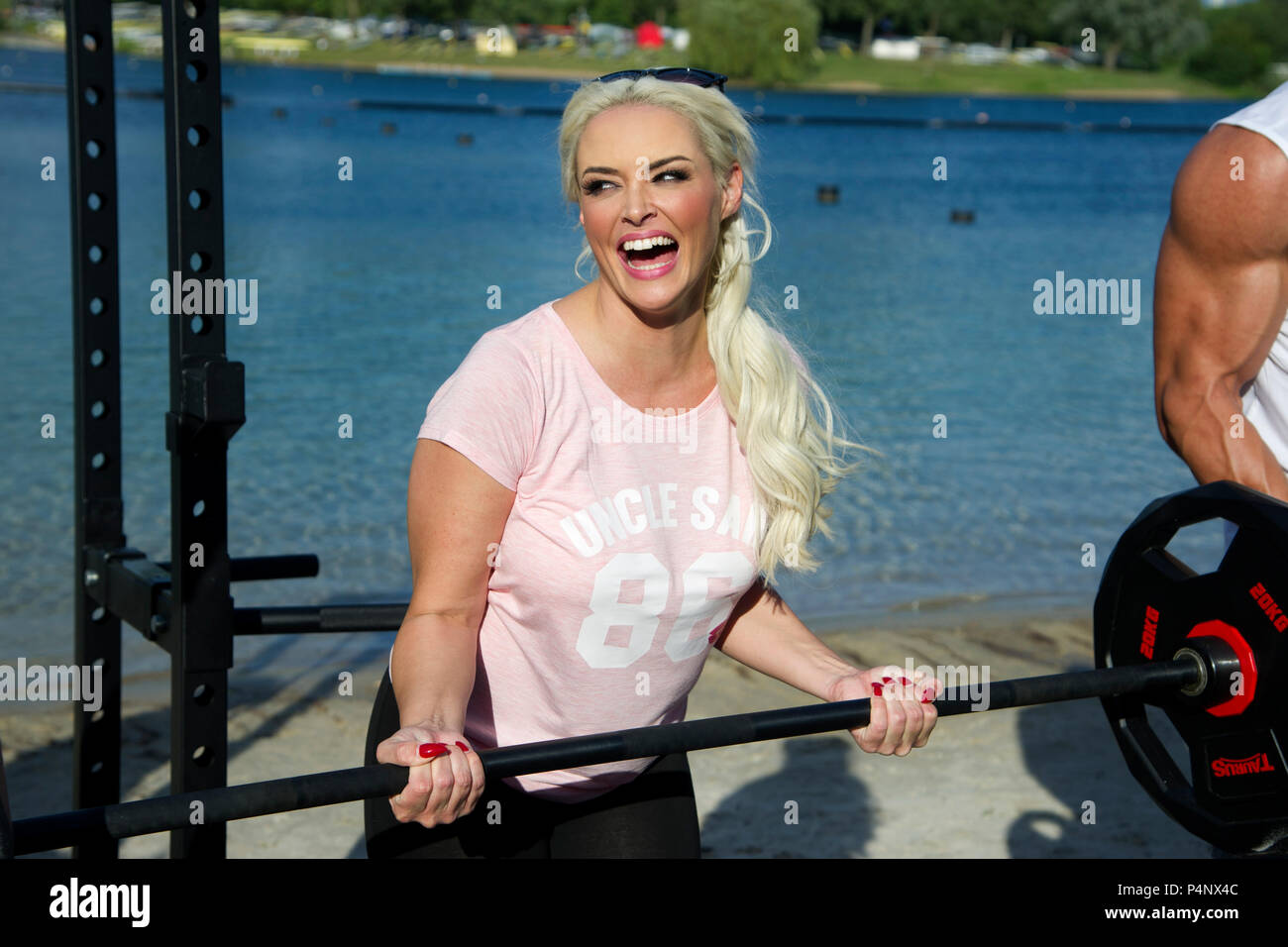 Köln, Deutschland. 21 Juni, 2018. Daniela Katzenberger, Modell, Autor, Unternehmer, Daniela Katzenberger präsentiert ihre eigenen 'Uncle Sam Sportswear Kollektion von Daniela Katzenberger' bei Blackfoot Beach in Koeln, die Artikel bei Lidl ab dem 25. Juni 2018, 21.06.2018, | Nutzung der weltweiten Kredit verkauft werden: dpa/Alamy leben Nachrichten Stockfoto