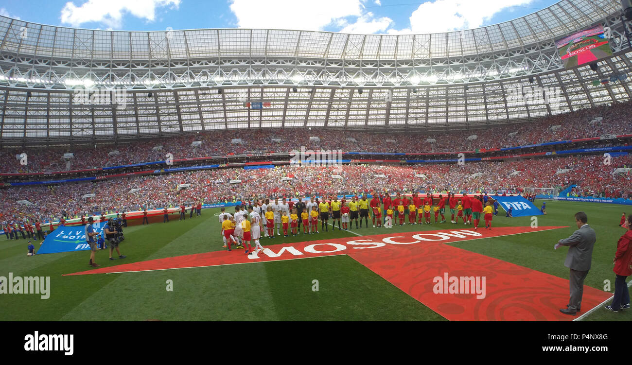 Die Mannschaften betreten das Stadion, Move-in, vollständige Abbildung, Portugal (POR) - Marokko (MAR) 1:0, Vorrunde, Gruppe B, Spiel 19, am 20.06.2018 in Moskau; Fußball-WM 2018 in Russland vom 14.06. - 15.07.2018. | Verwendung weltweit Stockfoto