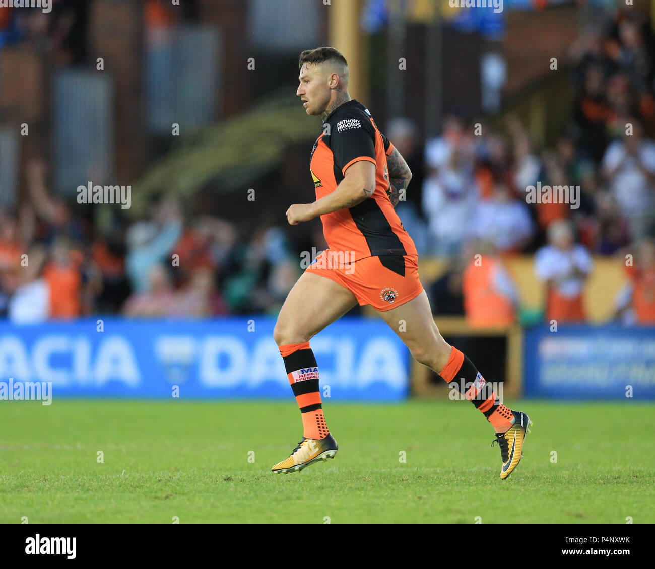 Freitag, 22 Juni 2018, Flicken - A - Schlauch Dschungel Stadion, England; Betfred Super League, Castleford Tiger v Wigan Warriors; Jamie Ellis von Castleford Tiger tritt die gewinnenden Ziel als Castleford gewinnen 19-18 Stockfoto