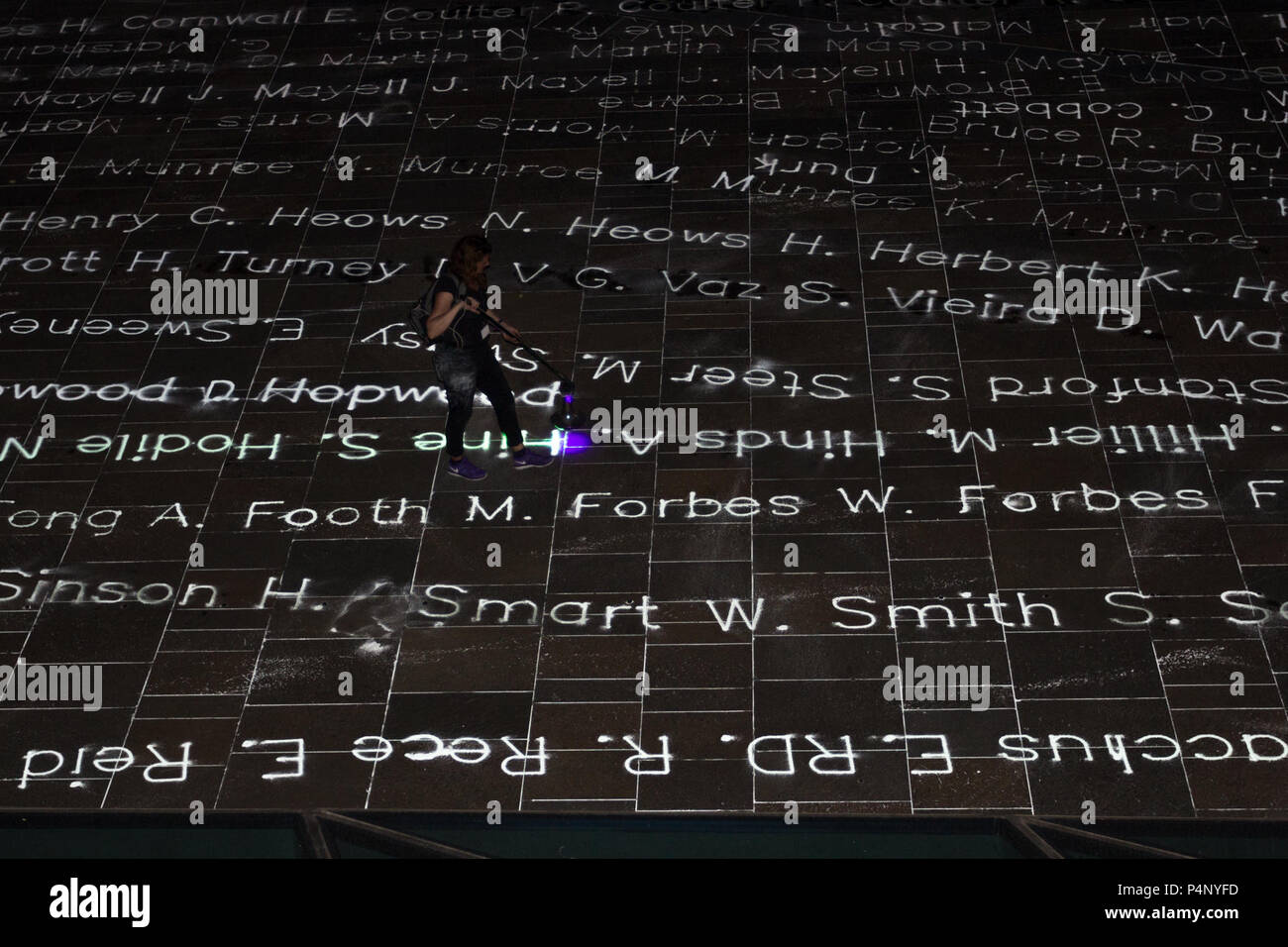 London, Großbritannien. Am 22. Juni 2018. Temporäre Kunst Installation zum Gedenken an 492 Menschen, die in Tilbury Docks auf dem Schiff Empire Windrush im Jahr 1948 angekommen. Kunstwerk von Roy Williams und Gijs Van Bon. Teil der Docklands und Greenwich + Internationale Festival GDIF. Namen aller 492 Personen sind in nachleuchtend Pulver auf die Plasterung in Cutty Sark Gardens zu Tribut bezahlen transkribiert. Quelle: Ann O'Toole/Alamy leben Nachrichten Stockfoto