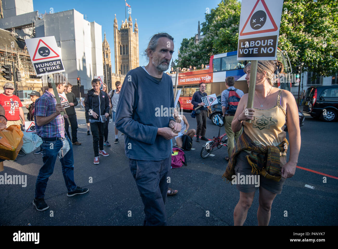 London, Großbritannien. Am 22. Juni 2018. Am Ende der 30-minütigen Straße Block, Roger Hallam (Mitte) stand auf und führte die Aktivisten gegen den Ausbau des Flughafens von der Straße auf das Gras auf den Parliament Square. Es gab keine Festnahmen. Die Teilnehmer enthalten einige, die im Hungerstreik außerhalb der Labour Party HQ für 14 Tage so weit gewesen. Polizei erklärte die Demonstranten individuell sie riskierten Verhaftung und Ausbau für die Behinderung von der Autobahn. Credit: Peter Marschall/Alamy leben Nachrichten Stockfoto
