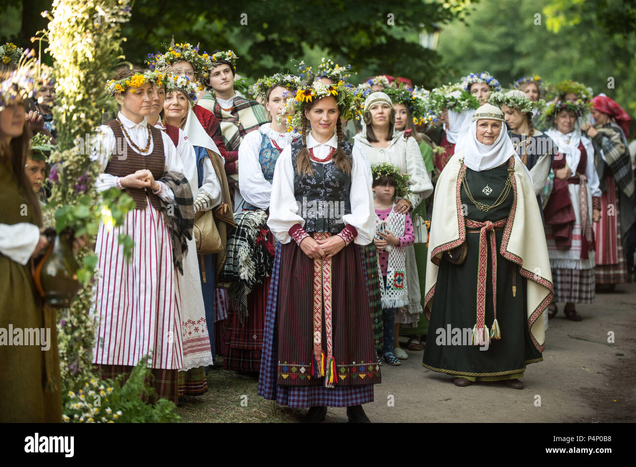 Vilnius Litauen 22 Juni 2018 Menschen Zur Teilnahme An Einer Feier Der Rasos Festival In Vilnius Litauen Am 22 Juni 2018 Rasos Festival Ist Das Solstice Celebration In Litauen Menschen Tragen Traditionelle