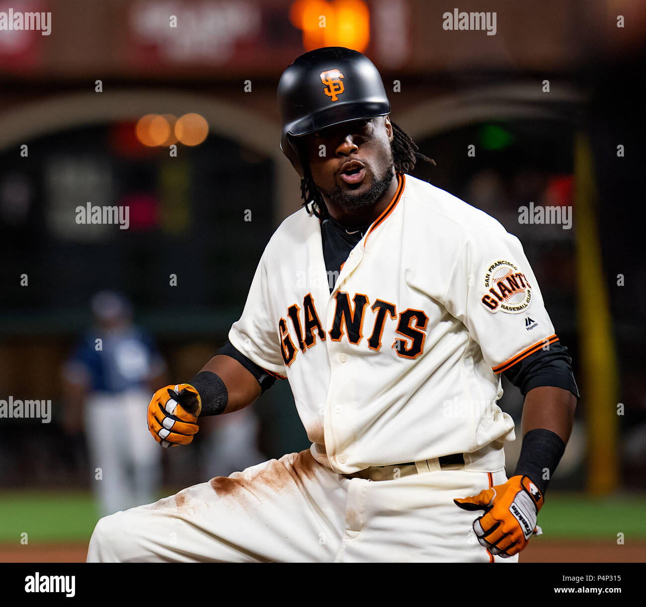 San Francisco, Kalifornien, USA. 21 Juni, 2018. San Francisco Giants linken Feldspieler Alen Hanson (19) seine achte Inning feiert dreifach, bei einem MLB Spiel zwischen den San Diego Padres und die San Francisco Giants bei AT&T Park in San Francisco, Kalifornien. Valerie Shoaps/CSM/Alamy leben Nachrichten Stockfoto