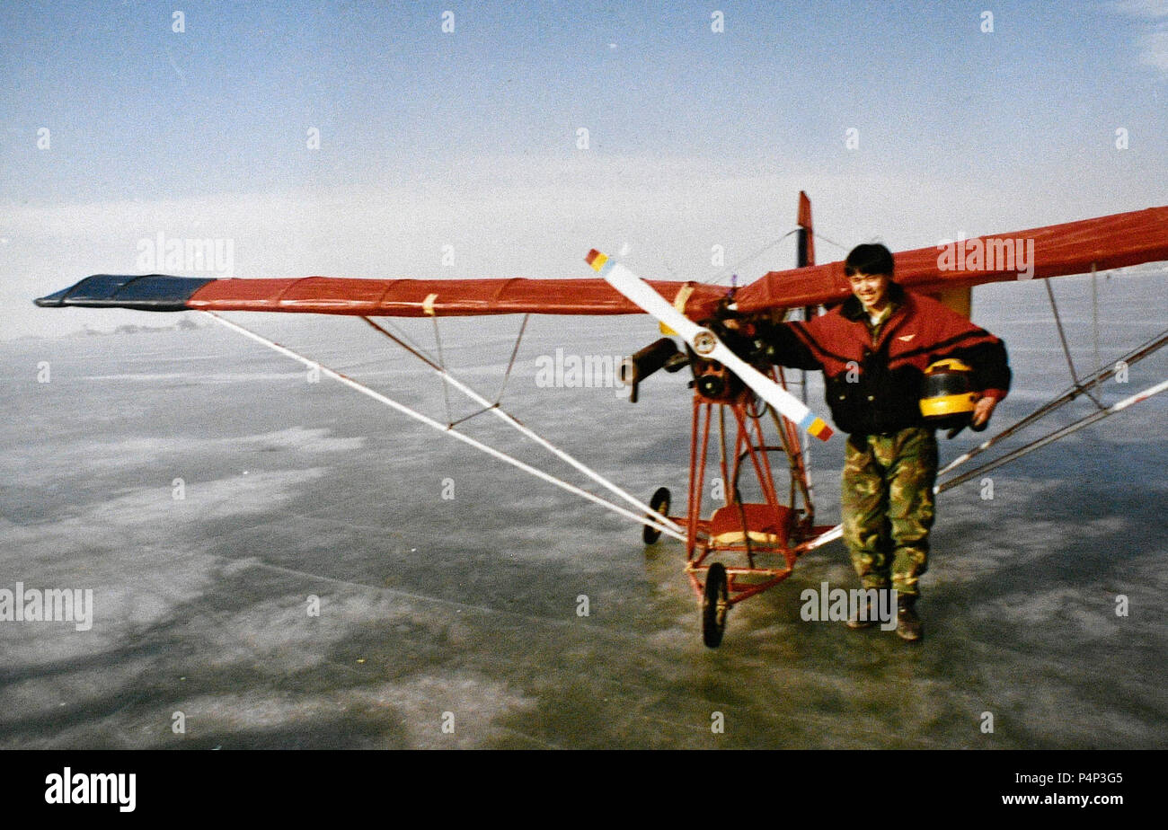 Yinchuan, China. 23. Juni 2018. Foto von 1996 zeigt, dass Liu Yibing Posen für Fotos mit den Flugzeug machte. Liu Yibing, 46, wurde in einer Bauernfamilie geboren. Im Alter von 17 Jahren, war er inspiriert, ein Super-light Flugzeug von sich zu machen nach dem Lesen einer Luftfahrt Magazin. Dutzende von Flug Wettbewerbe und begann im Geschäft versucht si Quelle: Xinhua/Alamy Leben Nachrichten zu engagieren Stockfoto