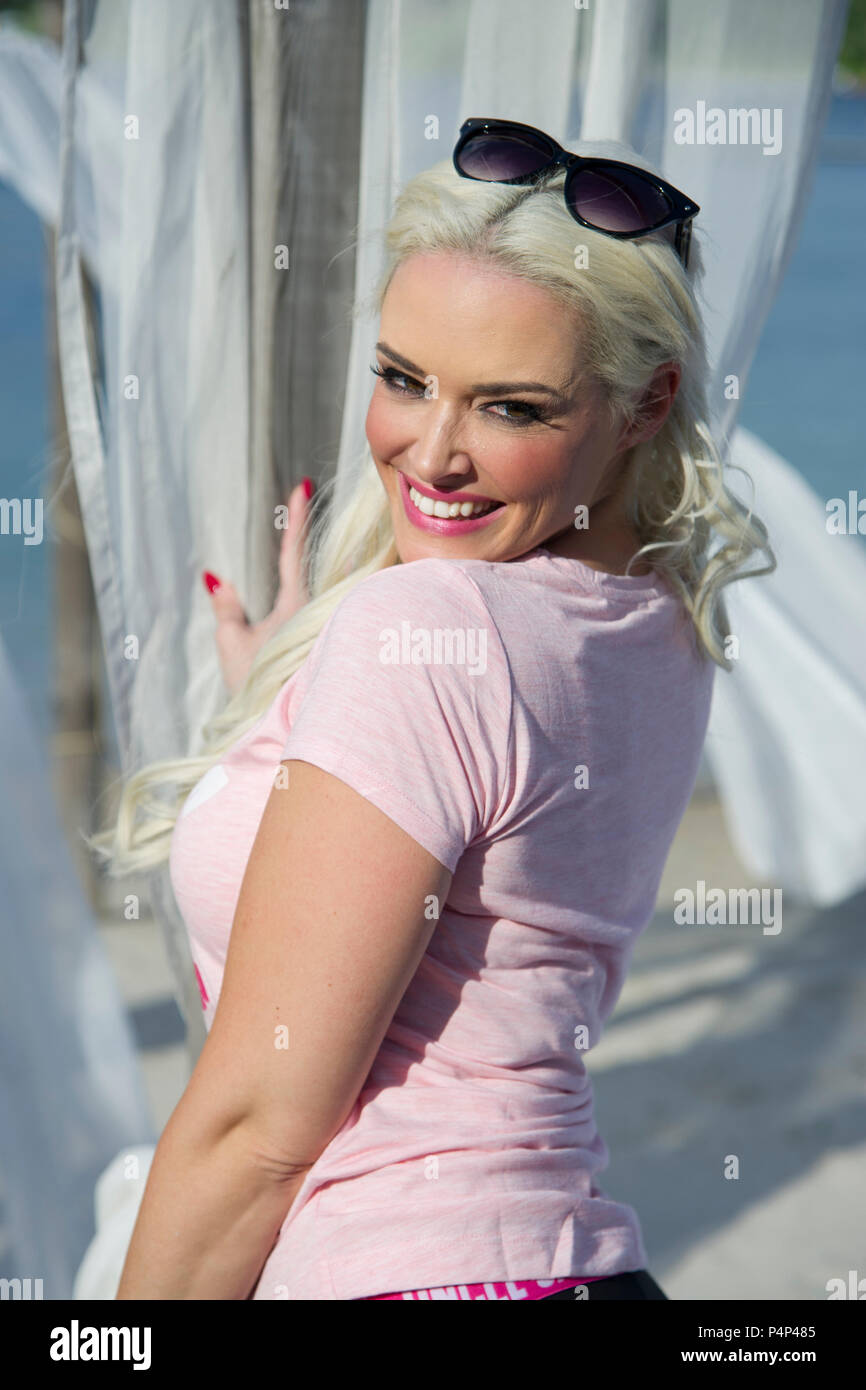 Köln, Deutschland. 21 Juni, 2018. Daniela Katzenberger, Modell, Autor, Unternehmer, Daniela Katzenberger präsentiert ihre eigenen 'Uncle Sam Sportswear Kollektion von Daniela Katzenberger' bei Blackfoot Beach in Koeln, die Artikel bei Lidl ab dem 25. Juni 2018, 21.06.2018, | Nutzung der weltweiten Kredit verkauft werden: dpa/Alamy leben Nachrichten Stockfoto