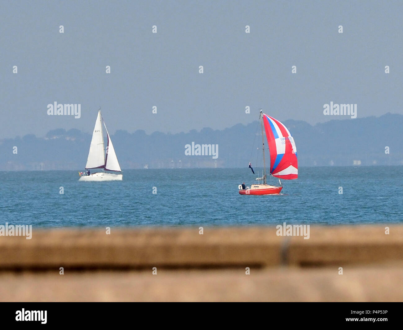 Sheerness, Kent, Großbritannien. 23. Juni 2018. UK Wetter: Zwei Yachten segeln vorbei an einem sonnigen Tag in Sheerness, Kent. Credit: James Bell/Alamy leben Nachrichten Stockfoto