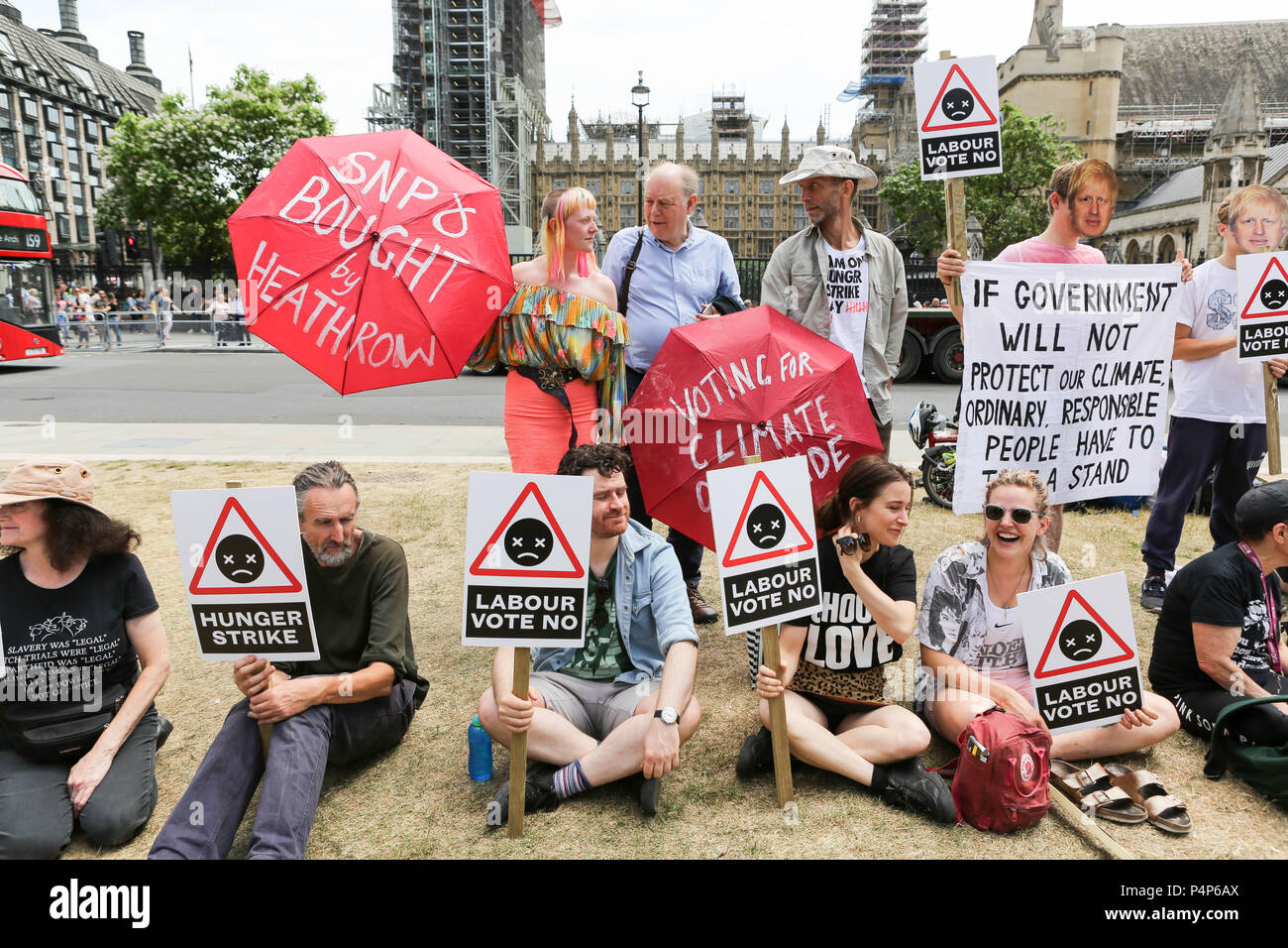 London, Großbritannien. 23. Juni 2018. Die Demonstranten versammeln sich auf den Parliament Square Ihren 15-tägigen Hungerstreik zu beenden und die geplante dritte Start- und Landebahn am Flughafen Heathrow zu protestieren. Penelope Barritt/Alamy leben Nachrichten Stockfoto