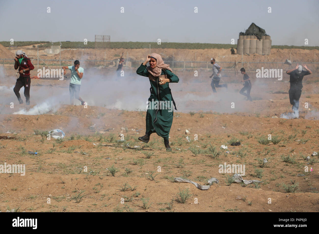 Gaza, Palästina. 22. Juni, 2018. Das israelische Militär feuerte Gas an der palästinensischen Zivilbevölkerung im Osten von Gaza Stadt reißen. Auseinandersetzungen zwischen palästinensischen Zivilisten und israelische Soldaten brach erneut an der Grenze des Gaza Streifen und Isreal in der Nähe des Nahal Oz Ort östlich von Gaza-stadt. Die israelischen Streitkräfte verletzt viele palästinensische Zivilisten durch Brennen von scharfer Munition und Benzinkanister in die demonstrantin, die innerhalb ihres Territoriums sind. Die Palästinenser protestieren gegen die Übertragung der Amerikanischen Botschaft nach Jerusalem und die Anerkennung Jerusalems als Hauptstadt von Israel von den USA Presi Stockfoto