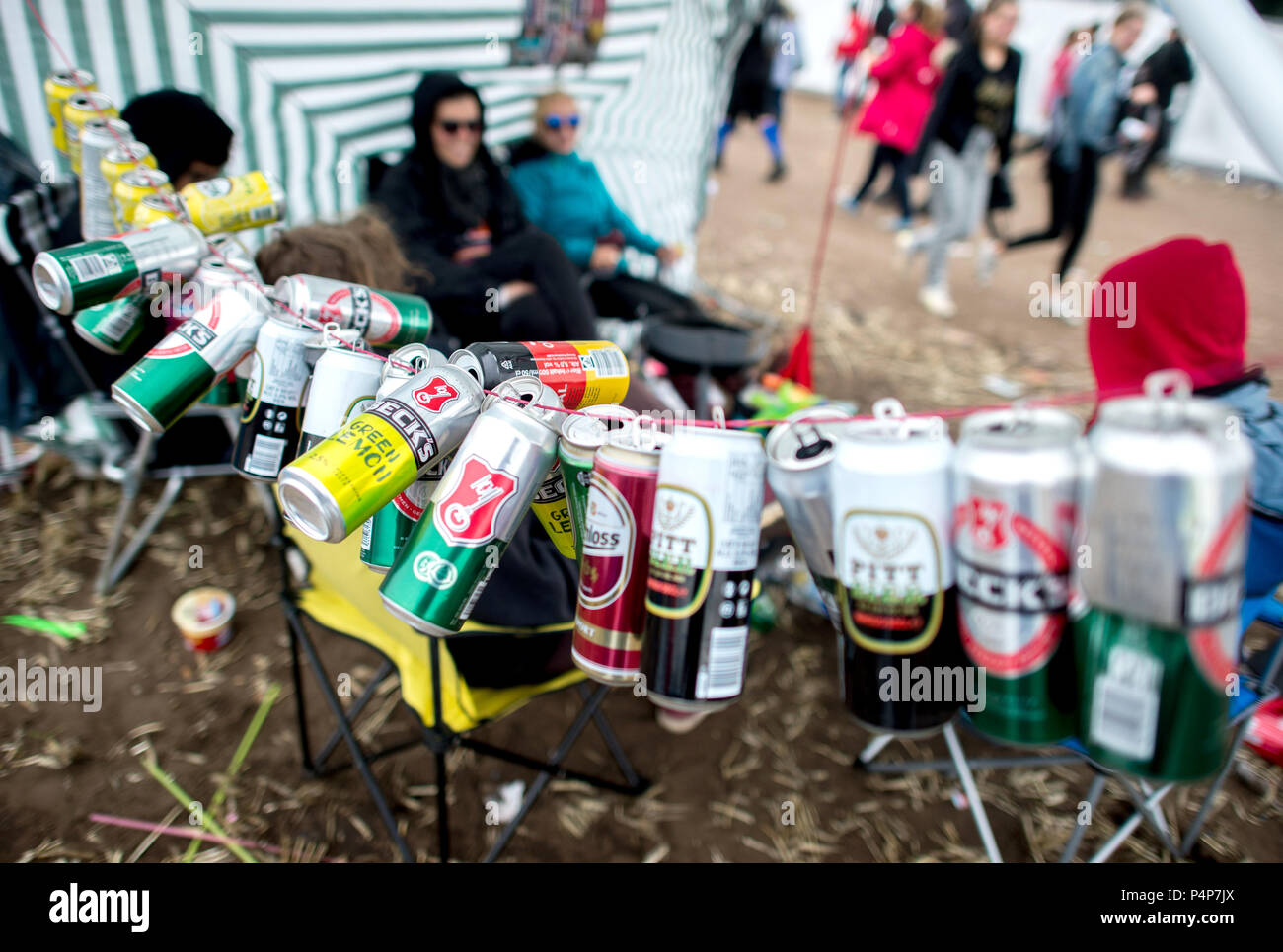 Scheessel, Deutschland. 23. Juni 2018. Eine Girlande aus leeren Bierdosen auf dem Campingplatz des Hurricane Festival. Das Open-Air-Festival mit rund 65.000 Besuchern findet vom 22. bis 24. Juni. Credit: Hauke-Christian Dittrich/dpa/Alamy Leben Nachrichten Quelle: dpa Picture alliance/Alamy leben Nachrichten Stockfoto