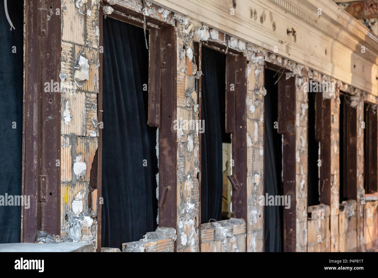 Detroit, Michigan, USA - 22. Juni 2018 - Ticket Windows am Michigan Central Railroad Station. Ford Motor Co. eingeladen, um die Öffentlichkeit zu besuchen, die Sie nach dem Kauf des Wahrzeichen. Der 100-jährige Beaux-Arts Station wurde vernachlässigt und mutwillig zerstört, nachdem der letzte Zug 1988 Links. Quelle: Jim West/Alamy leben Nachrichten Stockfoto