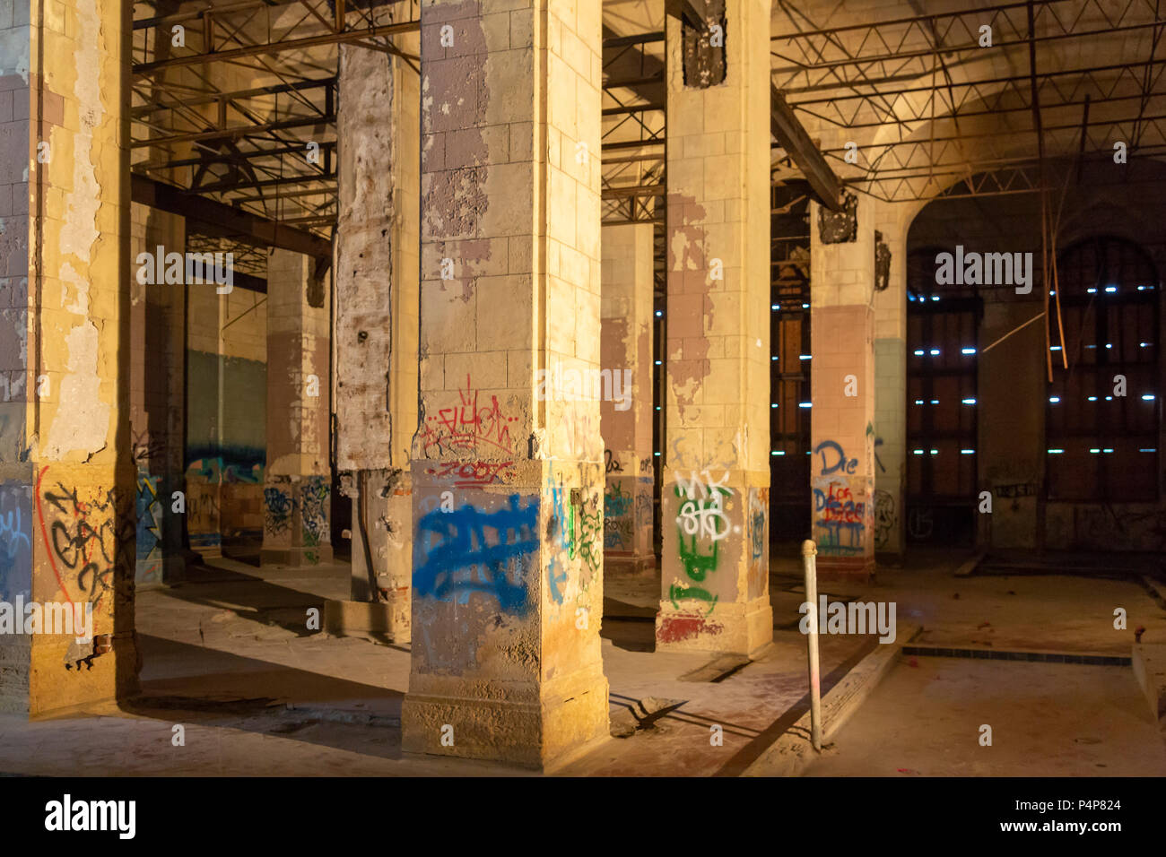 Detroit, Michigan, USA - 22. Juni 2018 - Die Michigan Central Railroad Station. Ford Motor Co. eingeladen, um die Öffentlichkeit zu besuchen, die Sie nach dem Kauf des Wahrzeichen. Der 100-jährige Beaux-Arts Station wurde vernachlässigt und mutwillig zerstört, nachdem der letzte Zug 1988 Links. Quelle: Jim West/Alamy leben Nachrichten Stockfoto