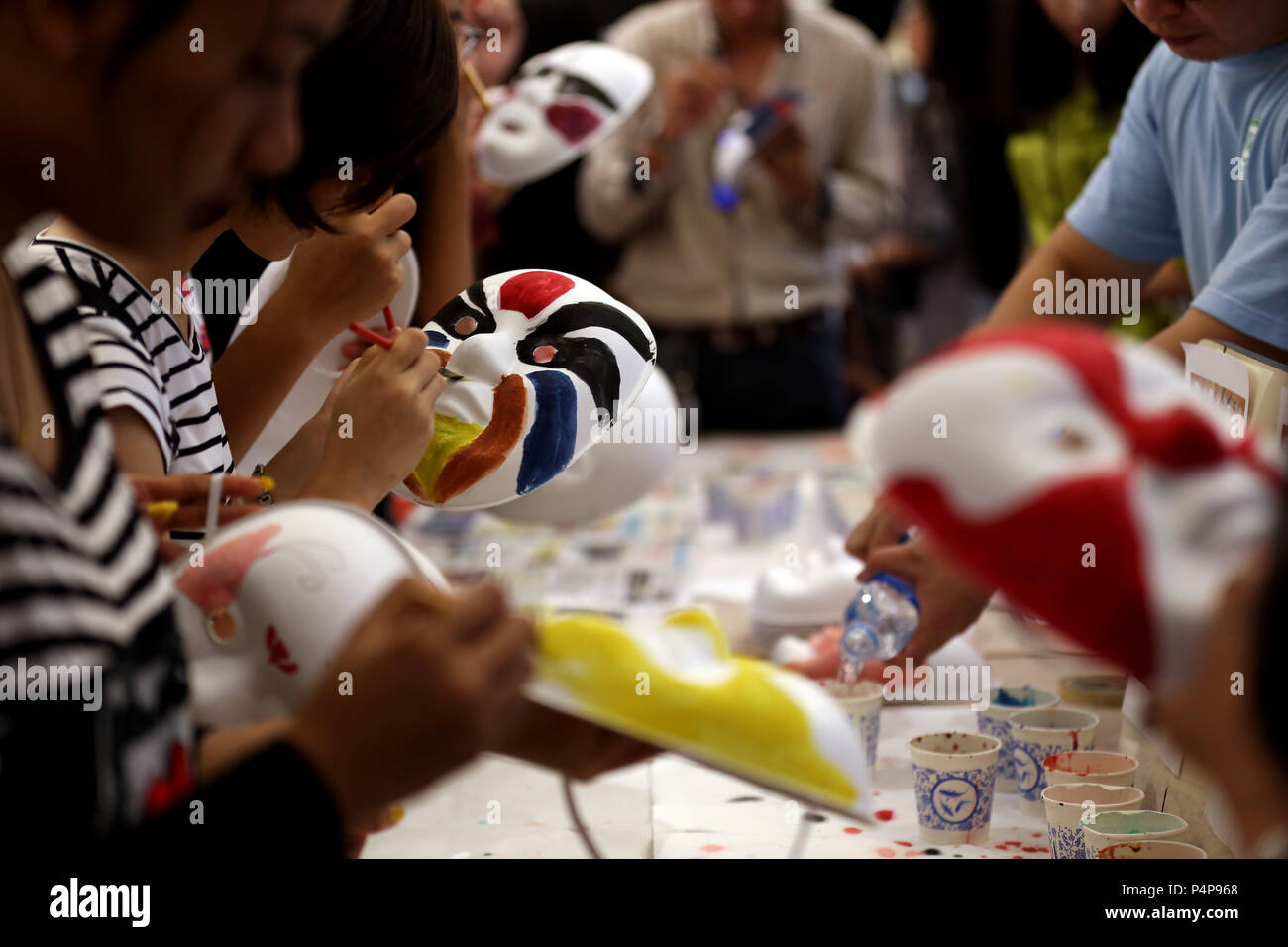 Yangon, Myanmar. 23. Juni 2018. Yangon, traditionelle Chinesische Kleid Foto-op und Tee kunst Anzeige und Retail wurden bei der Veranstaltung durchgeführt. 23. Juni 2018. Besucher Lack auf der Gesichtsmaske während einer chinesischen Kultur und Kunst zeigen in Yangon, Myanmar, 23. Juni 2018. Aktivitäten wie Kalligraphie, Chinesische Papier schneiden, Chinesischen verknoten, chinesische Maske malen, traditionelle Chinesische Kleid Foto-op und Tee kunst Anzeige und Retail wurden auf der Veranstaltung, die in Yangon am 23. Juni 2018 gehalten wurde. Credit: U Aung/Xinhua/Alamy leben Nachrichten Stockfoto