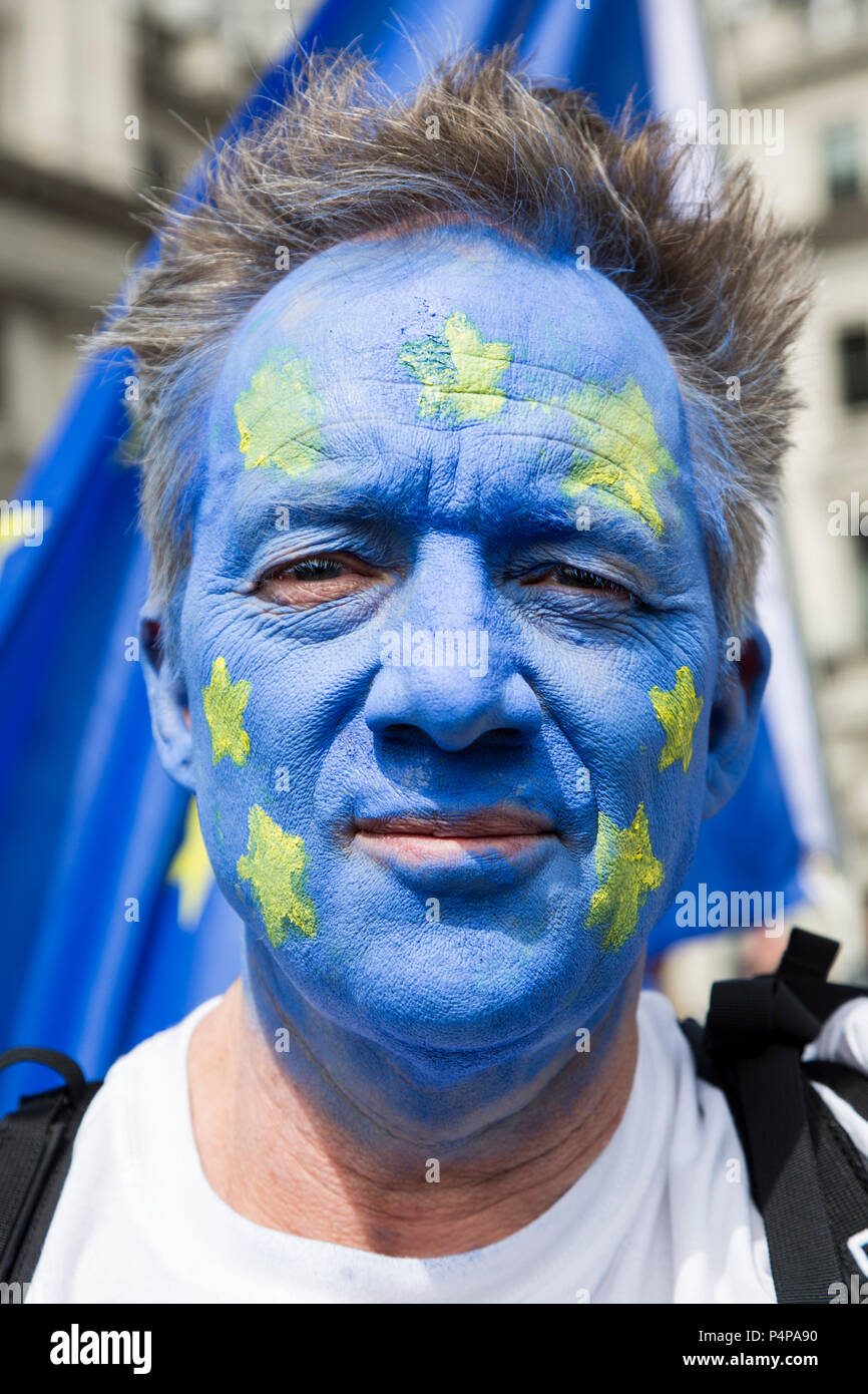 London, Großbritannien. 23. Juni 2018. Mann mit bemaltem Gesicht wie der EU-Flagge. Bleiben Unterstützer und die Demonstranten versammeln sich in Pall Mall für eine Anti-Brexit März und Rallye. Foto: Bettina Strenske/Alamy leben Nachrichten Stockfoto