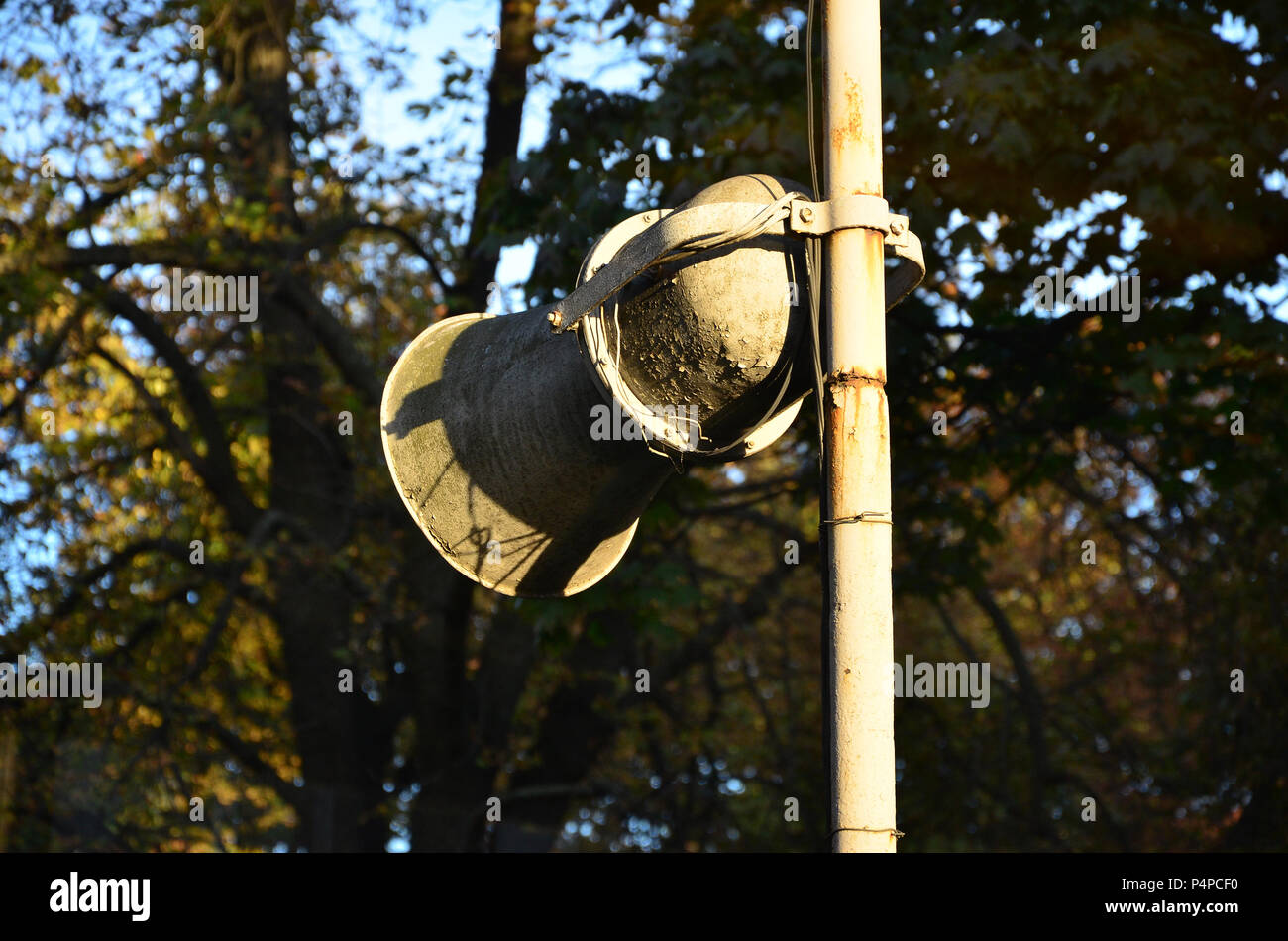 Die alte Hupe mit dem abblätternde Farbe ist auf der Säule installiert