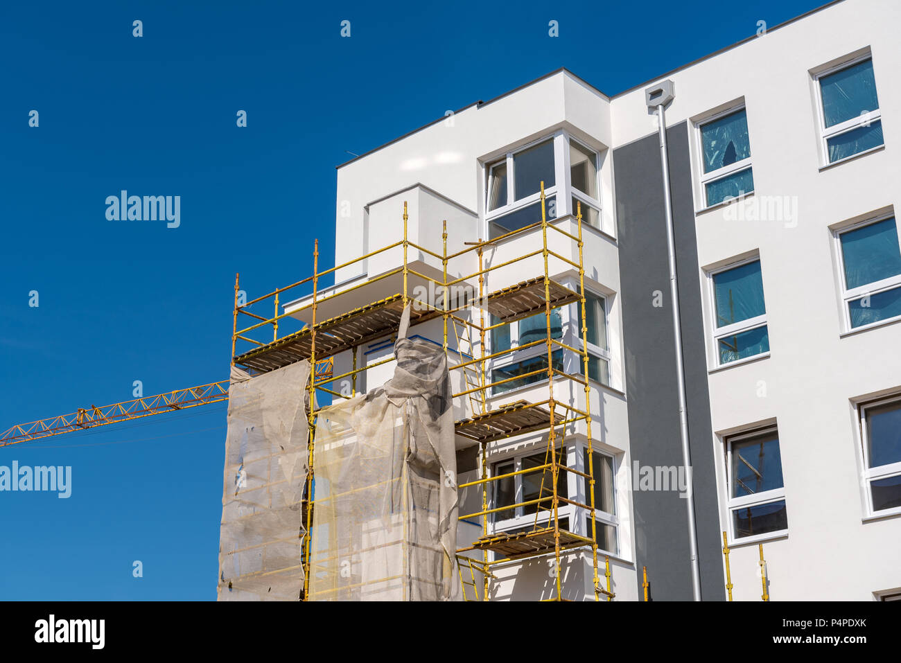 Gerüst während der Bau einer Wohnanlage auf einer Baustelle. Stockfoto