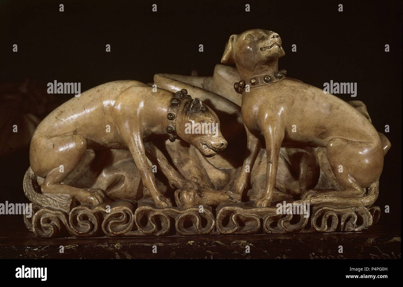 Las MEJORES DEL SEPULCRO DE CARLOS III DE NAVARRA Y SU ESPOSA LEONOR DE TRASTAMARA - 1416 - ALABASTRO-PERROS DE PIES DE REINA. Autor: Janin Lomme de Tournai (d. 1449). Lage: CATEDRAL - INTERIEUR, Pamplona, Navarra, Spanien. Stockfoto