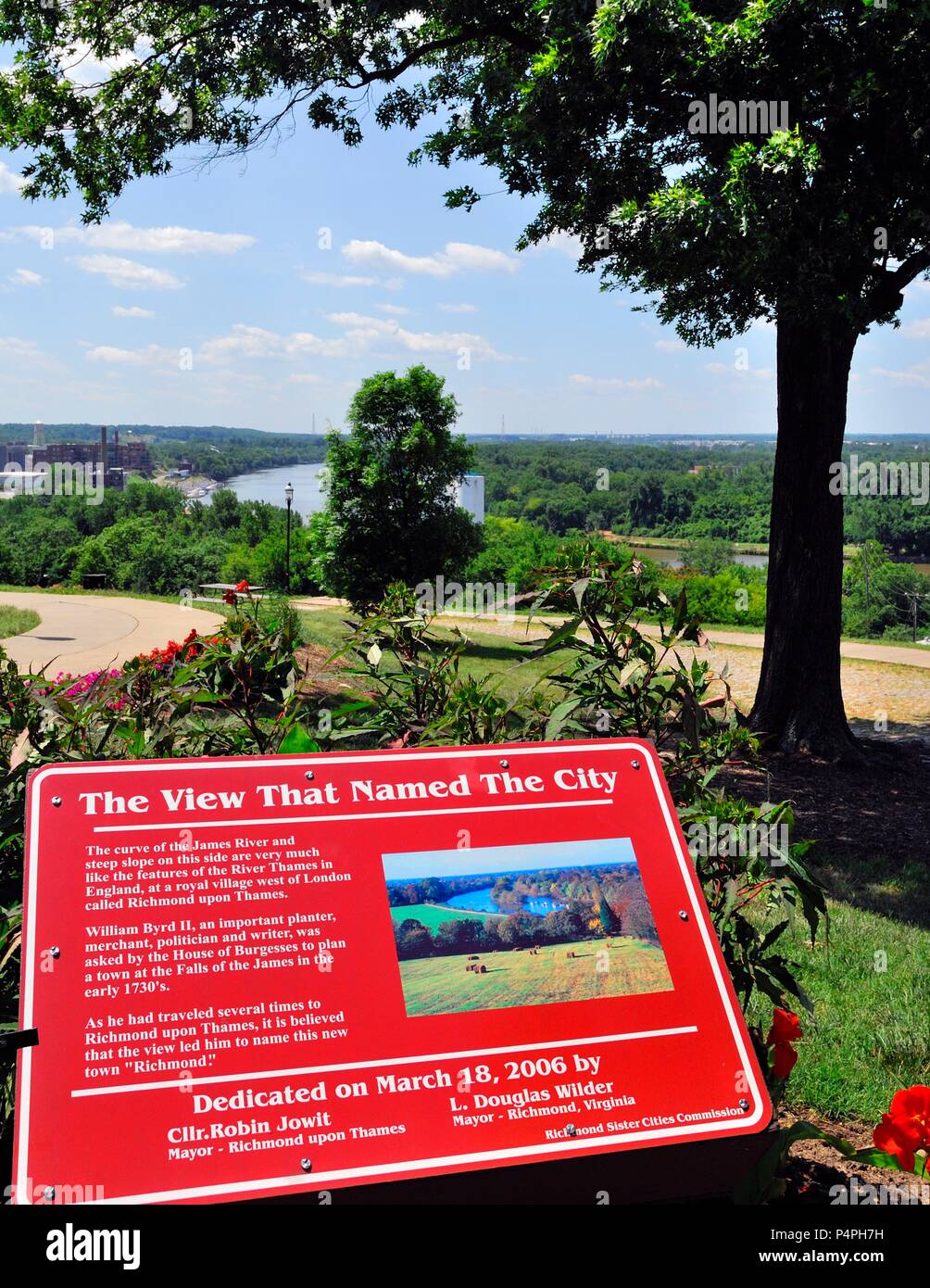 Diese Plakette in Richmond, Virginia USA mit Blick auf den James River erzählt, wie die Ansicht ähnelt, Richmond upon Thames England. Stockfoto