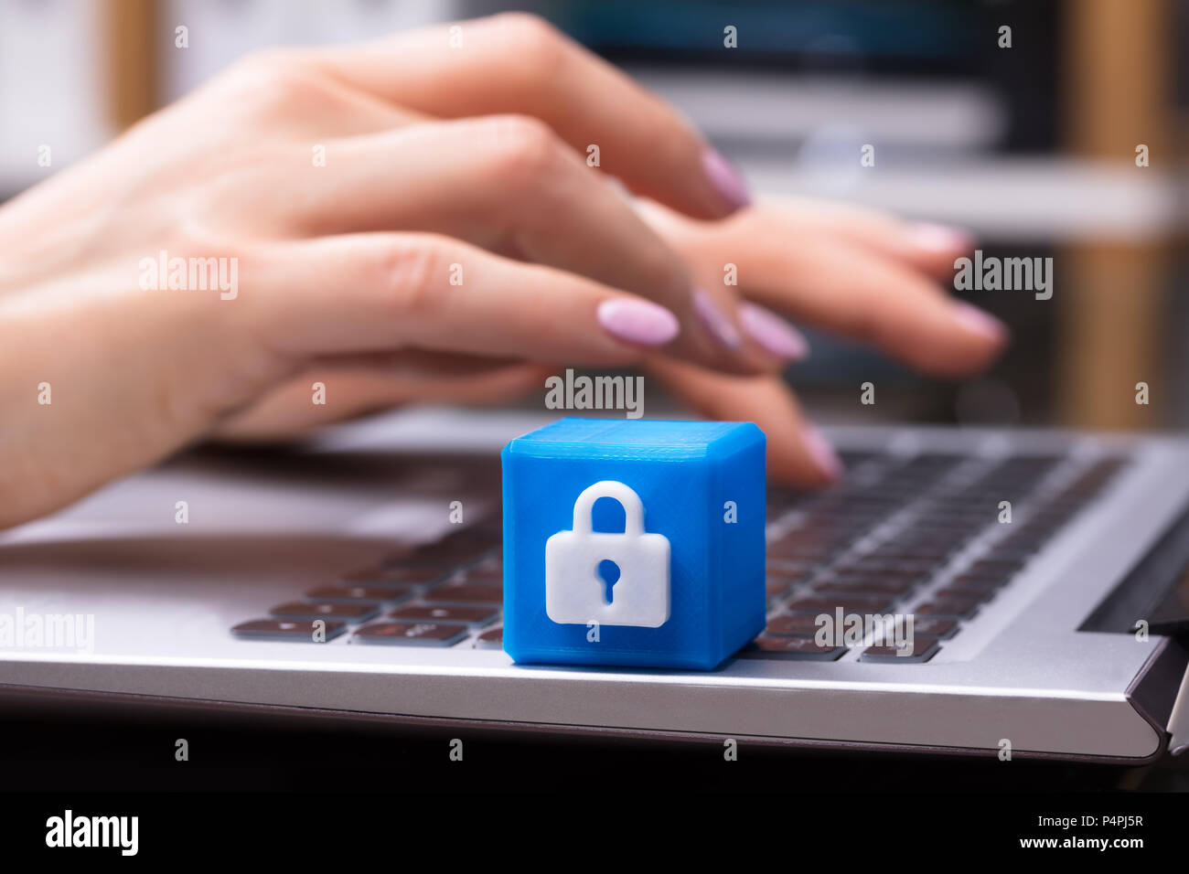 Geschäftsfrau Arbeiten am Laptop mit Blau Cubic Block mit Sperrsymbol Stockfoto