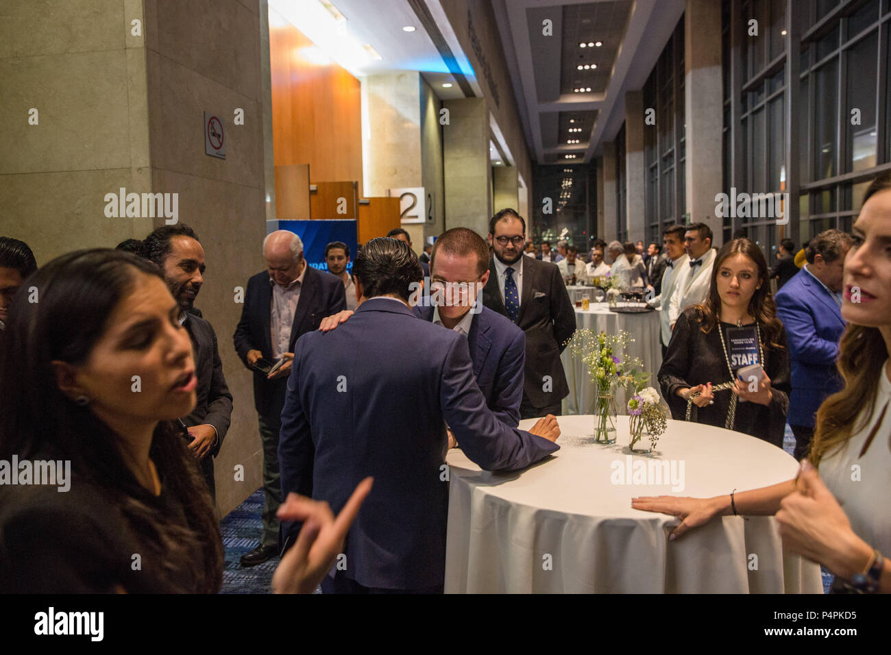 Ricardo Anaya, mexikanischen Präsidentschaftskandidaten der Partei der Nationalen Aktion (PAN), Blätter ein Ereignis namens "ÔCandidates MX Vision 18/24 Õ Forum der Financiero und Bloomberg, Donnerstag, den 24. Mai 2018 in Mexiko City, Mexiko gehostet werden. Stockfoto
