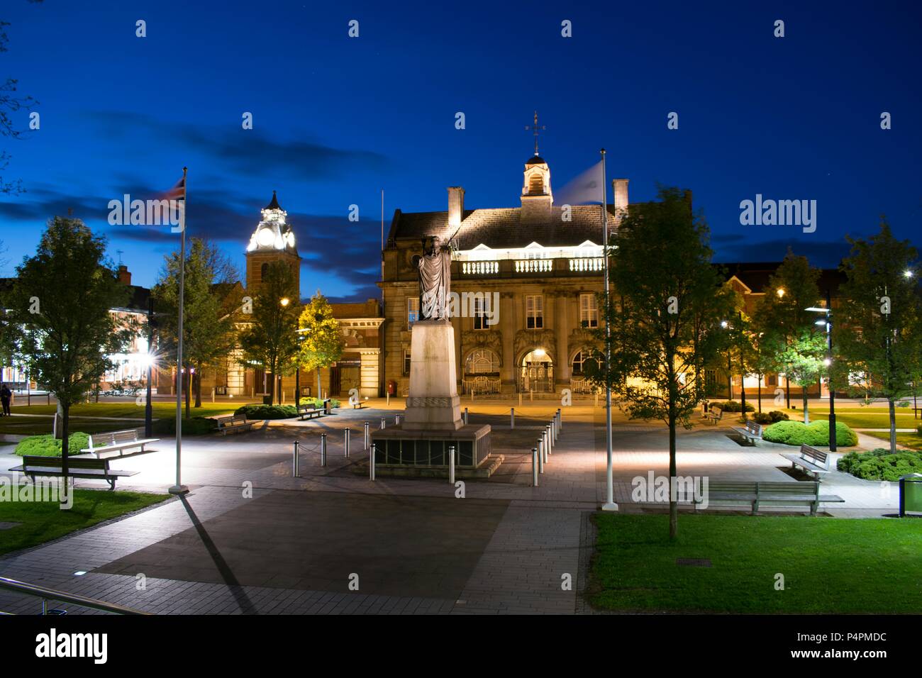 Crewe kommunale Gebäude mit einer Halle und Uhrturm mit einem Memorial Statue vor Stockfoto