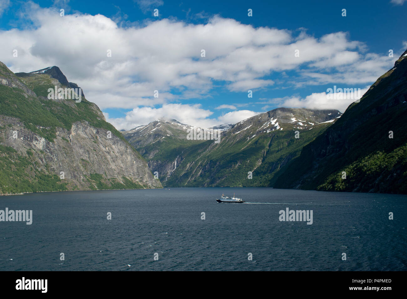 Norwegischen Fjord Seite und Fähre Vergleich Blau skytravel Stockfoto