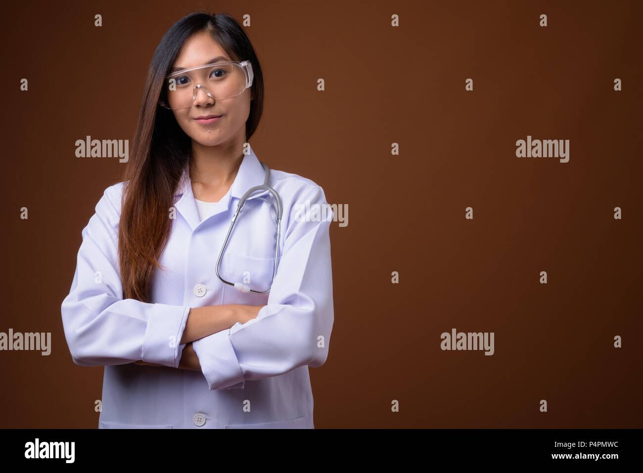 Junge schöne asiatische Frau Doktor tragen Schutzbrille ag Stockfoto