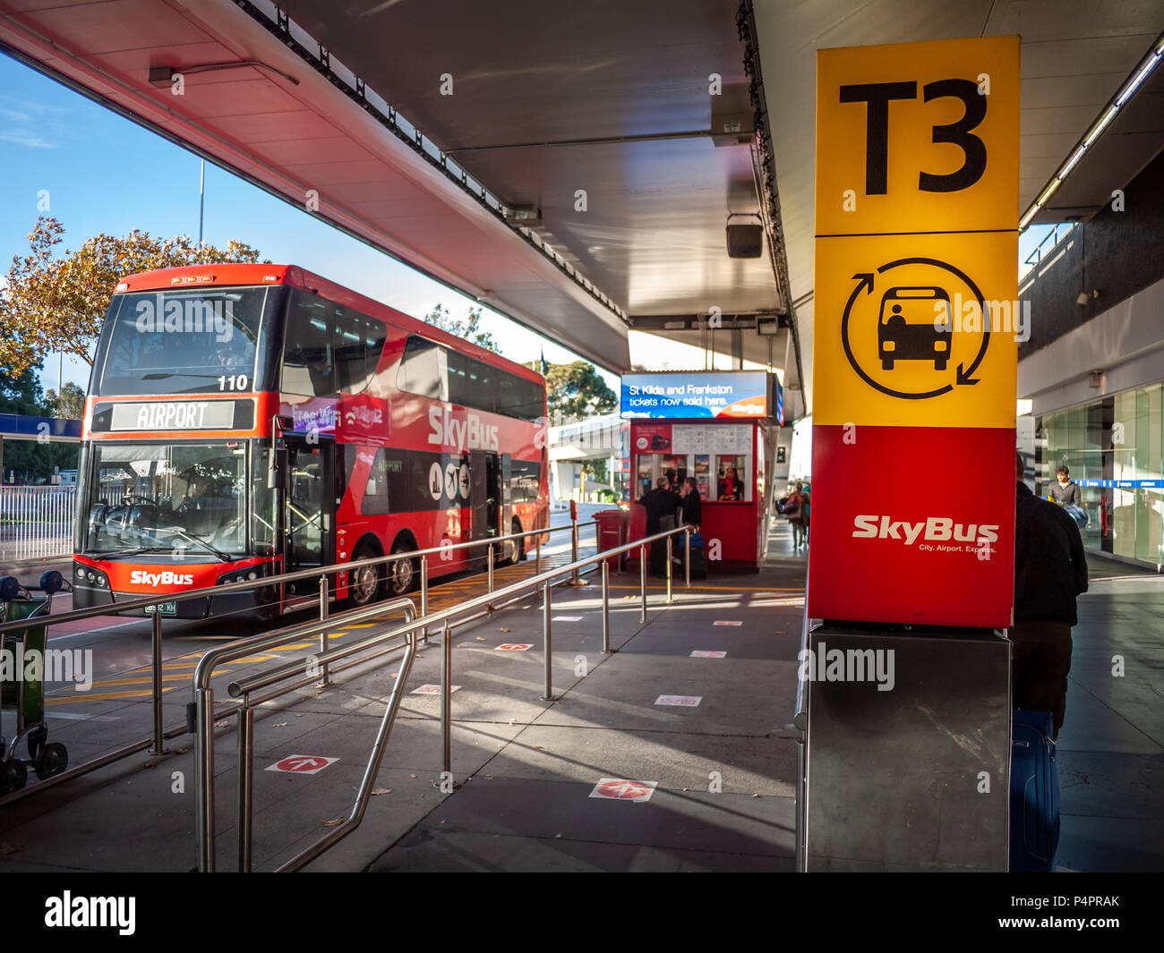 Zeichen der Skybus stop im Terminal 3 des Flughafen Tullamarine. Melbourne, Victoria/Australien. Skybus ist ein Airport Bus Service in Melbourne. Stockfoto