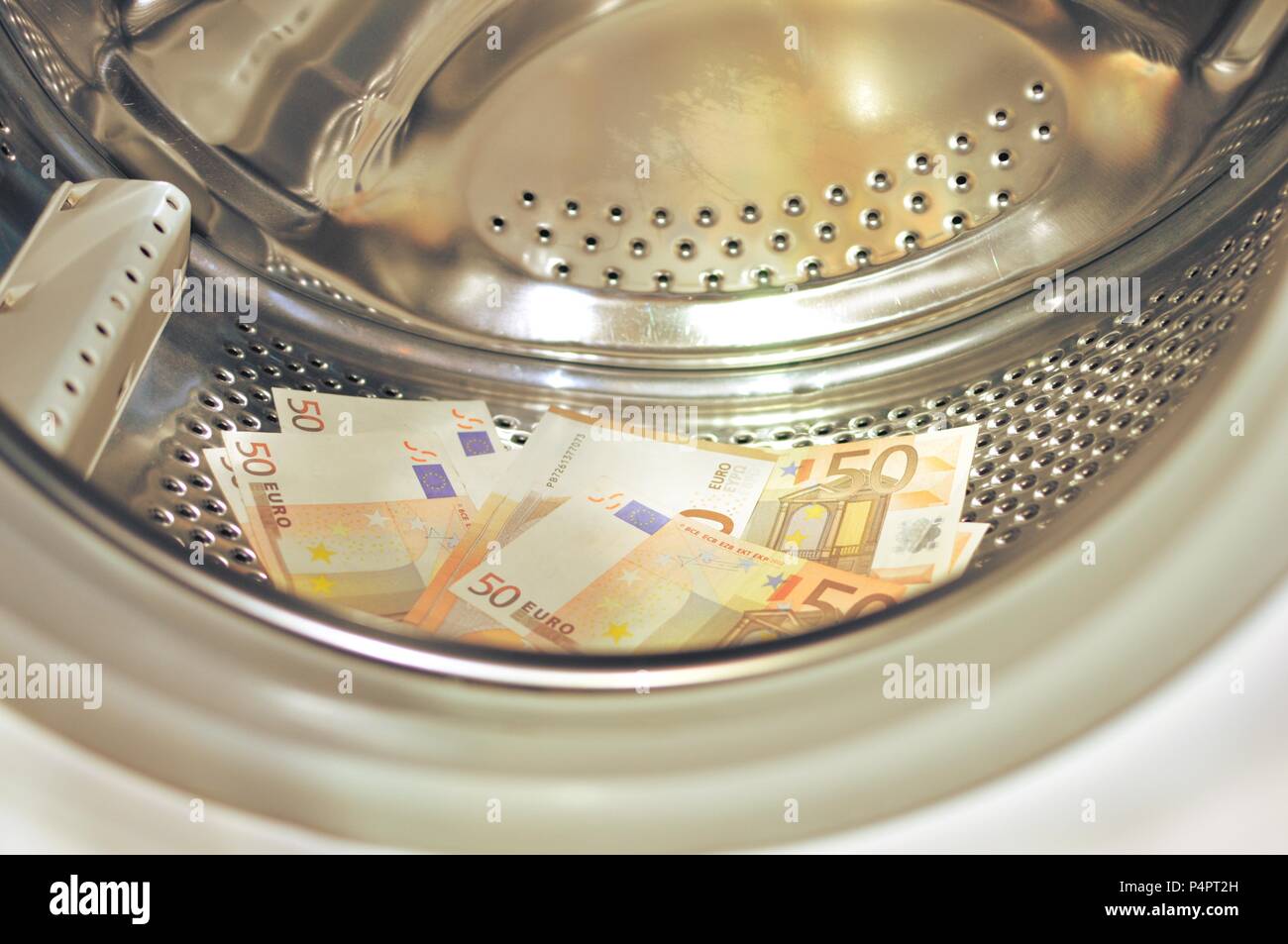 Konzept Symbol der Geldwäsche in der Waschmaschine mit der Tür öffnen, schließen Stockfoto