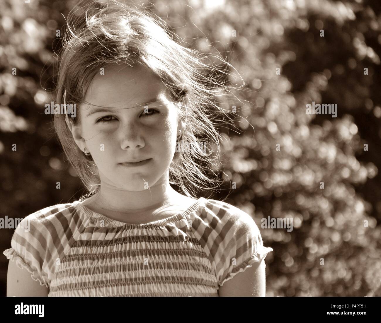 Porträt einer blonden Kind Mädchen mit einem ernsten Gesicht, Nahaufnahme, Sepia, Kopie Raum Stockfoto