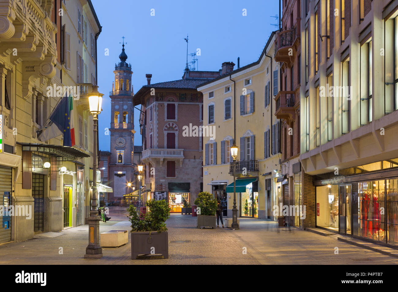 Parma - Die Straße der alten Stadt in der Dämmerung. Stockfoto