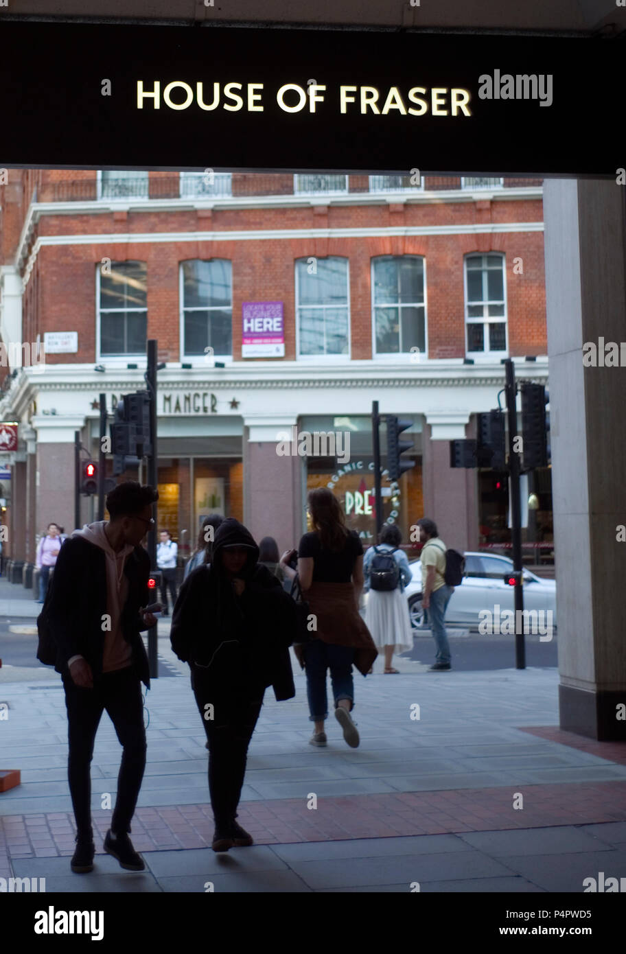 Fußgänger vorbei an einem Zweig von House of Fraser, in Central London, Großbritannien am 22. Juni 2018 Stockfoto