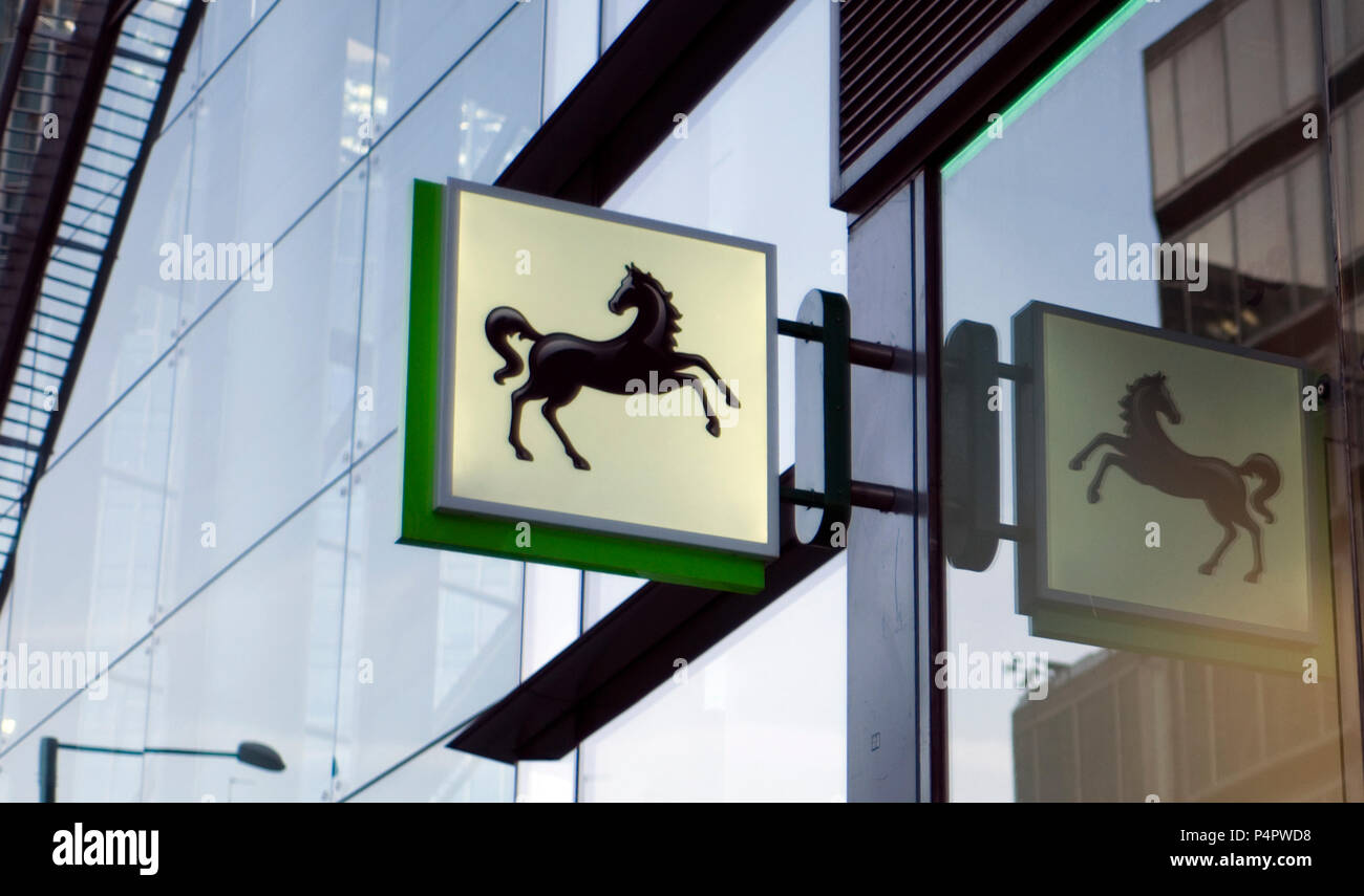 Ein schwarzes Pferd Zeichen, die Lloyds Bank, sich außerhalb einer Niederlassung der Bank gesehen, in Central London, Großbritannien am 22. Juni 2018 Stockfoto