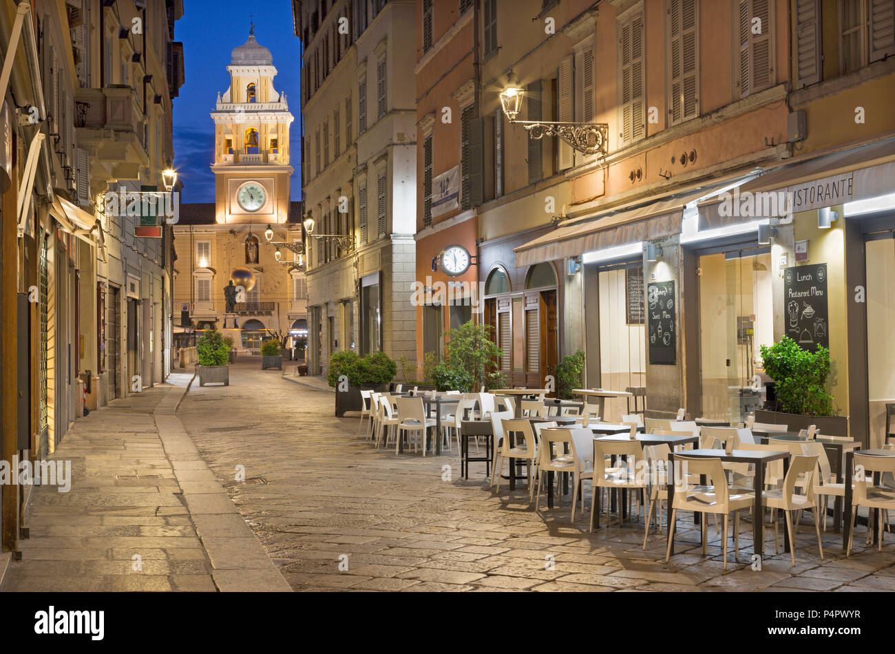 Parma - Die Straße der alten Stadt in der Dämmerung. Stockfoto