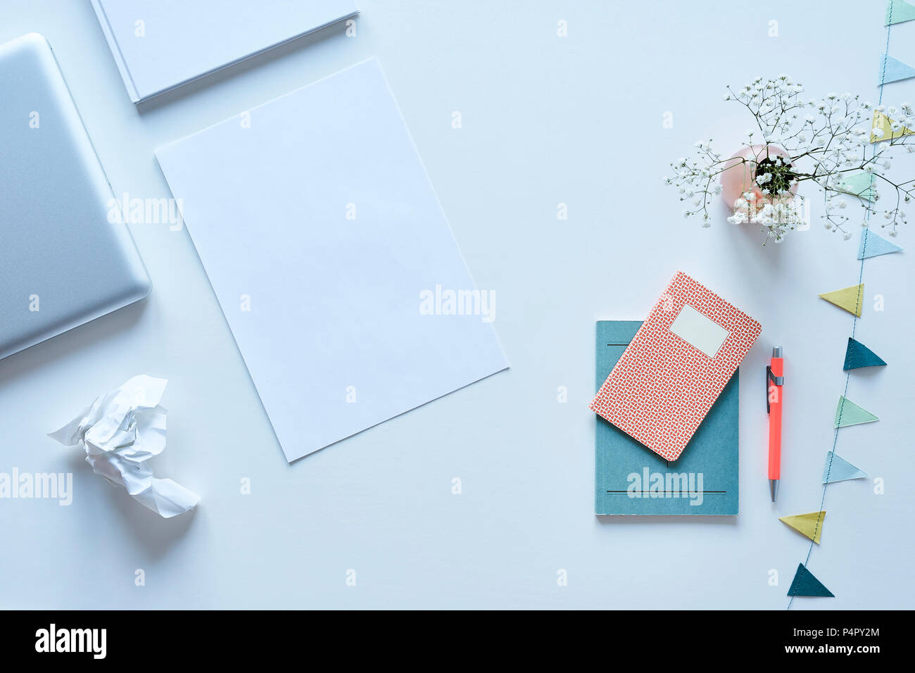 Kreative und organisierte blogger Desktop saubere Atmosphäre Stockfoto