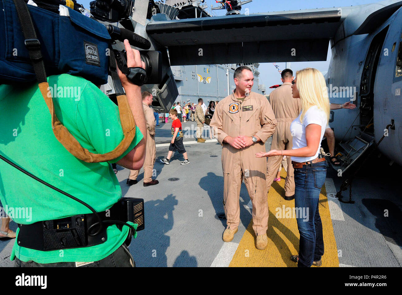 NEW YORK (26. Mai 2012) United States Marine Corps Maj. J. Aaron Anleihen begonnen an Bord der Amphibisches Schiff USS Wasp (LHD 1) Gespräche mit Fuchs und Freunde Nachrichten Reporterin Anna Kooiman in einem Live Interview auf Flight Deck von Wasp während der Fleet Week New York Mai 26. Dies ist das 25. Jahr der Stadt gefeiert hat Meer Dienstleistungen des Landes für die Bürgerinnen und Bürger in New York und die Tri-state-Area. In diesem Jahr wird die 7-tägige Veranstaltung, fällt zusammen mit der Erinnerung an den zweihundertsten Jahrestag der Krieg von 1812, mit mehr als 6.000 Service Mitglieder von der Marine, Marine Corps und Küstenwache meer Dienstleistungen in Linux-migration Stockfoto