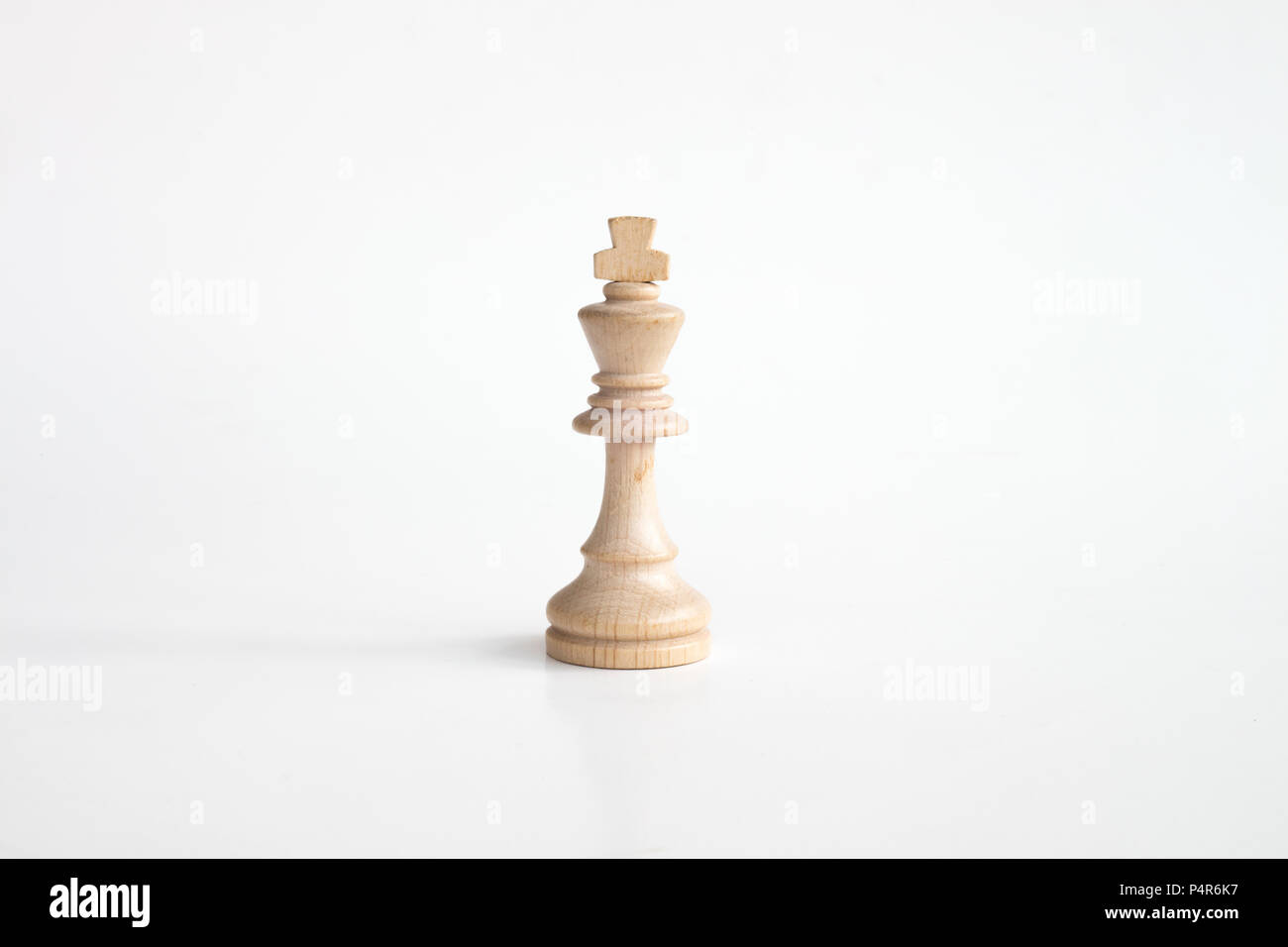 Weiße König Schachfigur in isolierten weißen Hintergrund Stockfoto