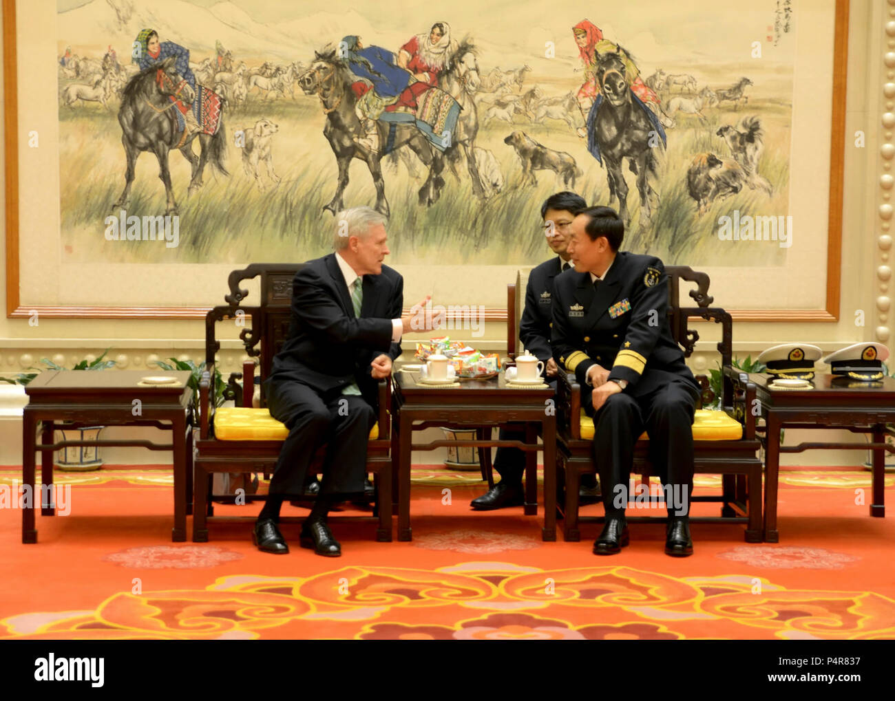 Sekretär der Marine Ray Mabus, Links, trifft sich mit der Chinesischen Marine hinten Adm. Zhang Jianchang November 26, 2012, in Peking. Mabus besucht China die Umstrukturierung der US-Verteidigung Ressourcen auf die Asien-pazifik-Region zu diskutieren. Stockfoto