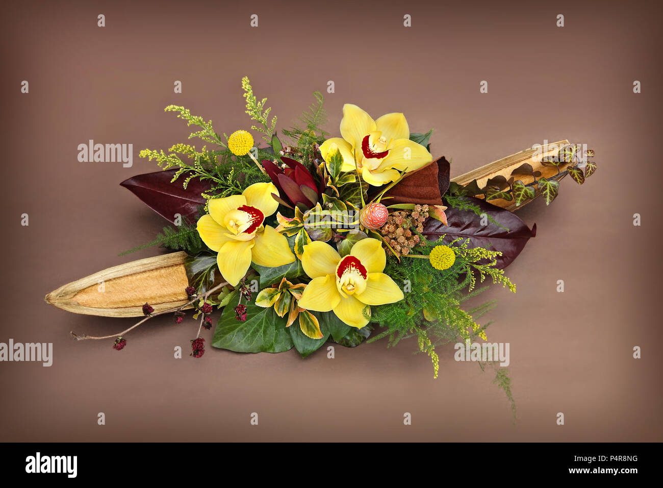 Alle natürlichen Blumenarrangements - handgefertigt. Studioaufnahme eines Blumenarrangements auf einem pastellfarbenen Hintergrund. Stockfoto