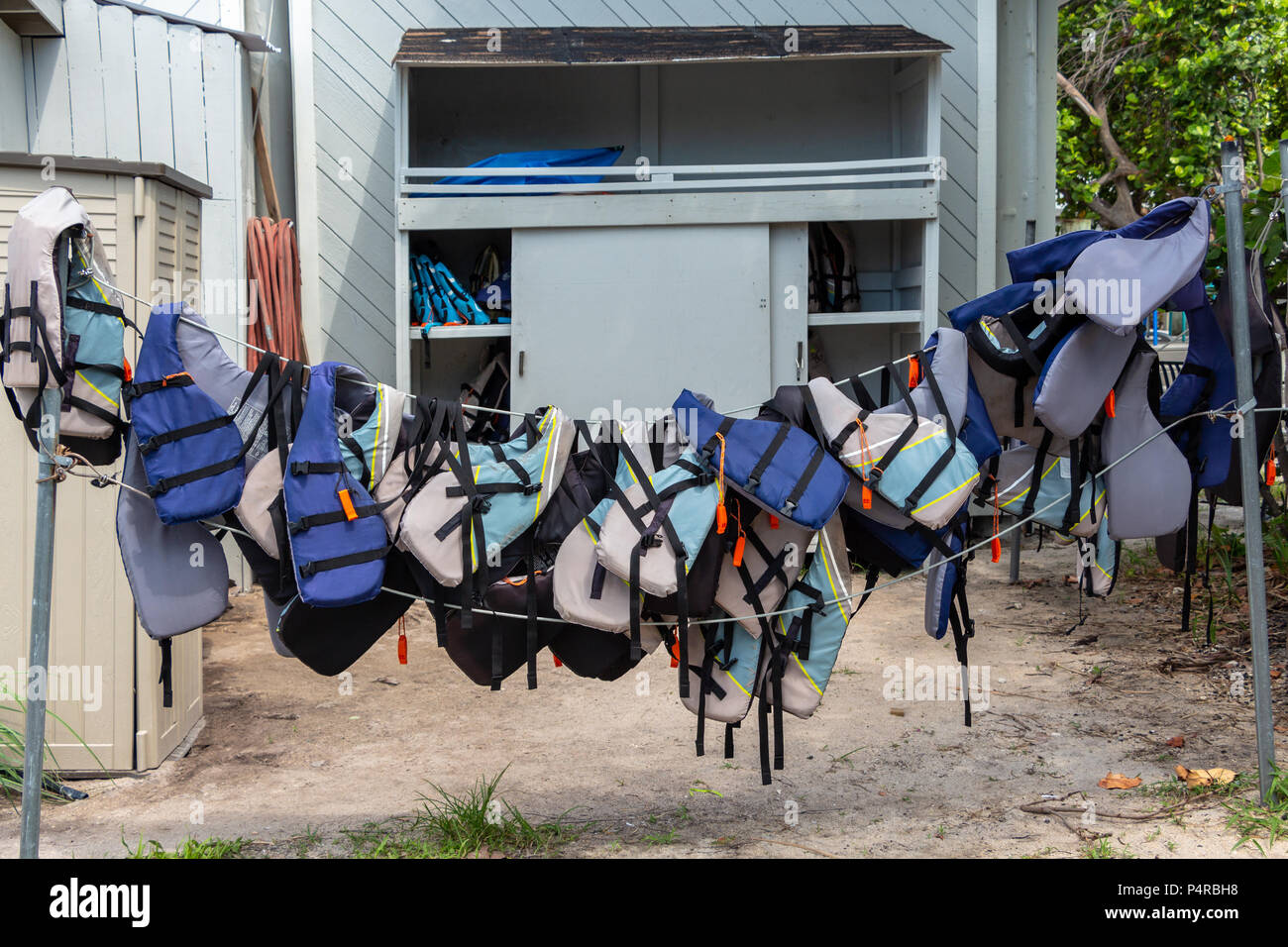 Schwimmwesten hängen Wäscheständer, blau und tan - Dania Beach, Florida, USA Stockfoto