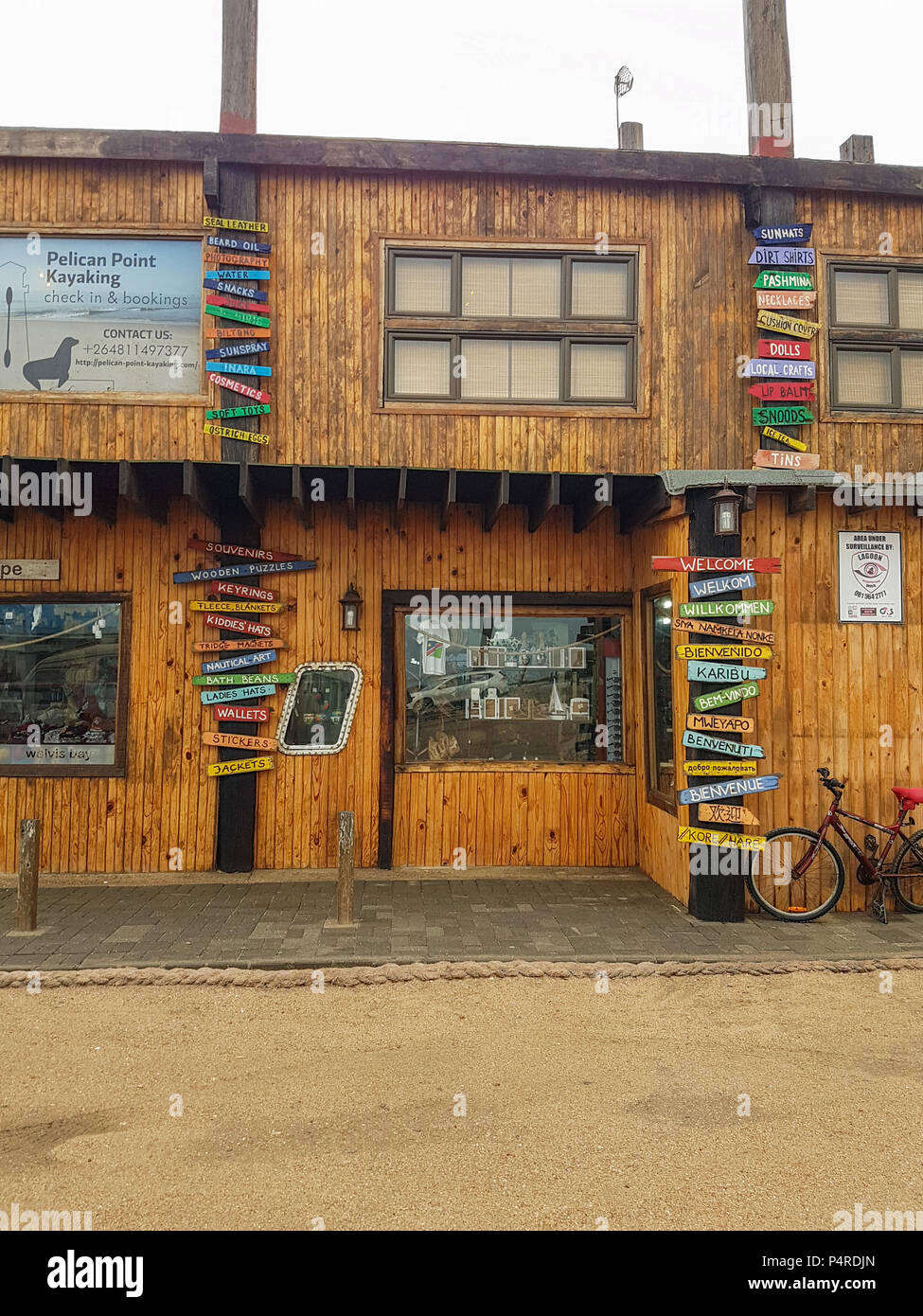 WALVIS BAY, NAMIBIA - Mai 18, 2018; Gebäude mit touristischen Herzlich willkommen Schilder in verschiedenen Sprachen in Walvis Bay, Namibia. Stockfoto
