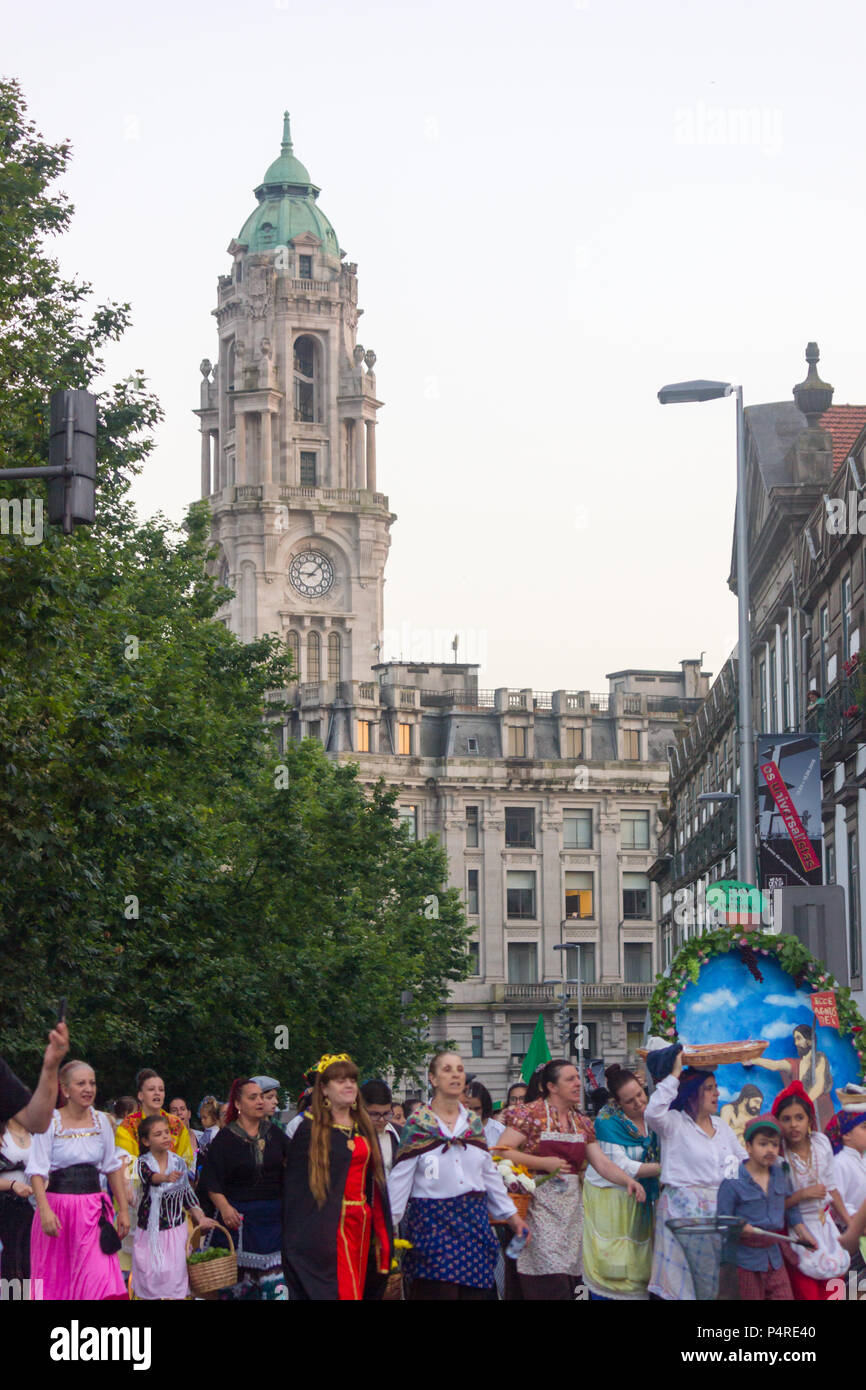 Porto, Portugal, 22. Juni 2018: Mittsommer/Festa de Sao Joao Feiern beginnen mit einer Prozession im Zentrum der Stadt. Stockfoto