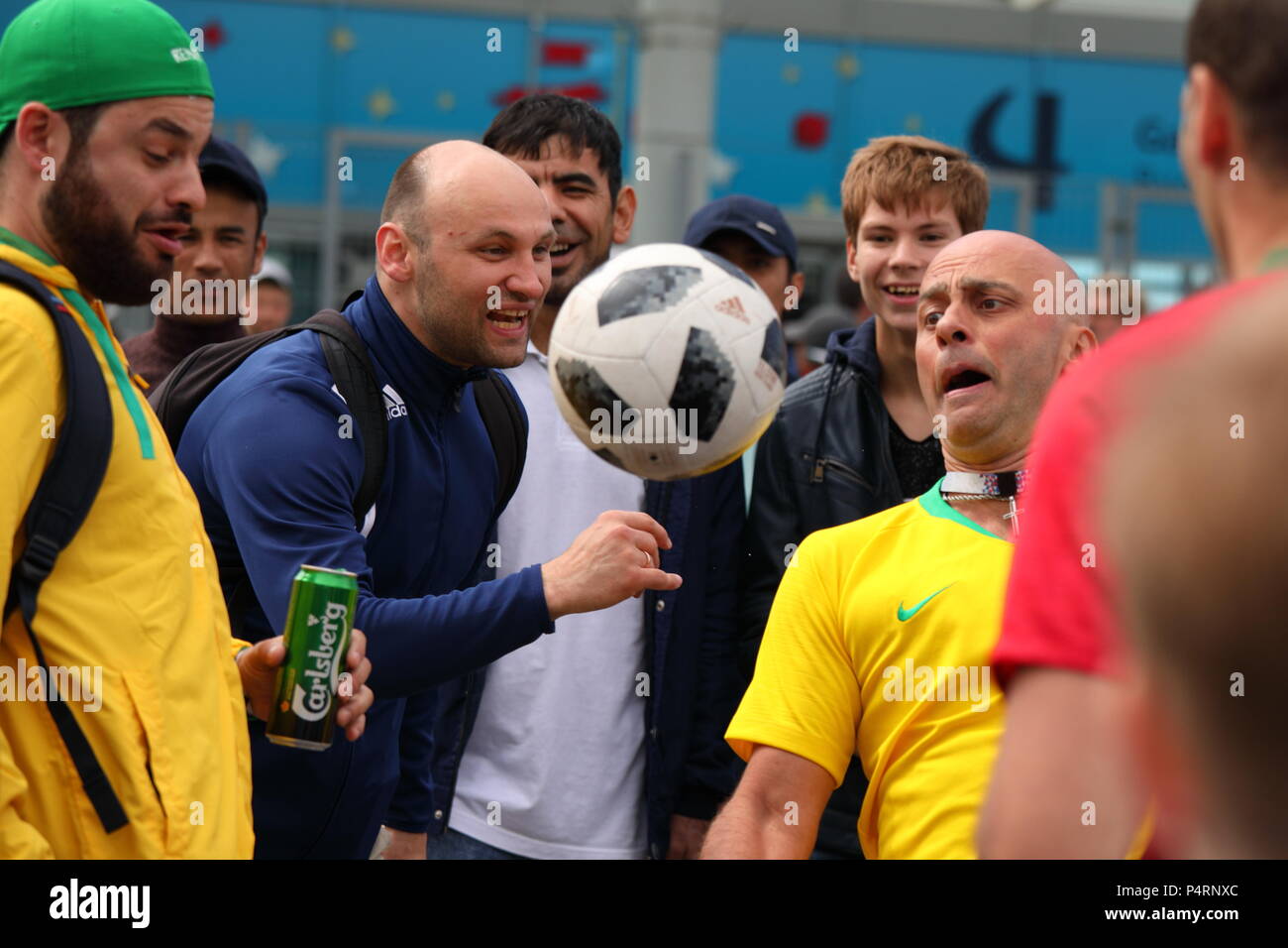 St. Petersburg, Russland - 22. Juni 2018: Die brasilianischen Fußball-Fans das Spiel mit dem Ball an der Sankt Petersburg Stadion vor dem Spiel der FIFA WM 2 Stockfoto