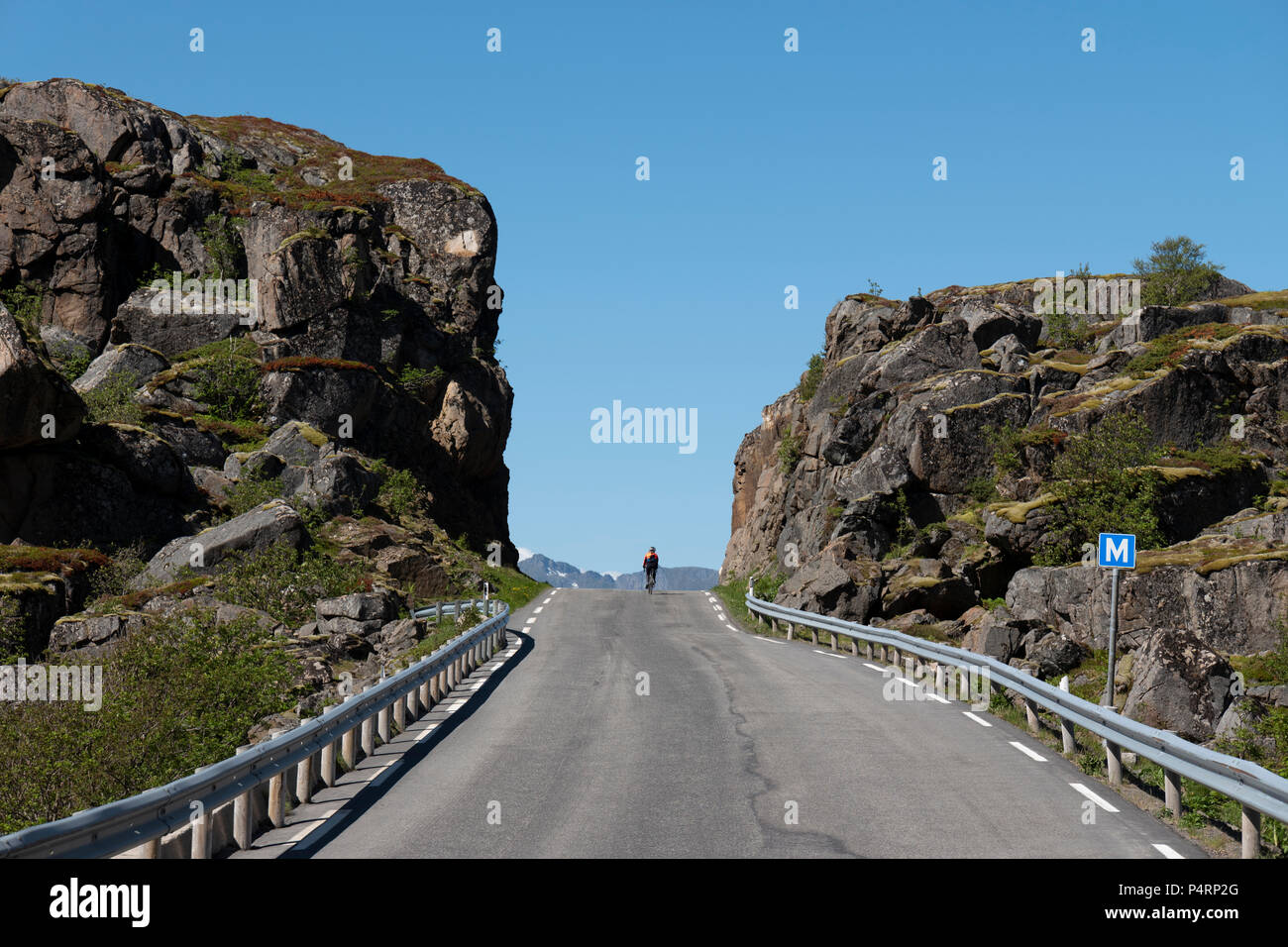 Die Straße nach Henningsvær, Lofoten, Norwegen. Stockfoto