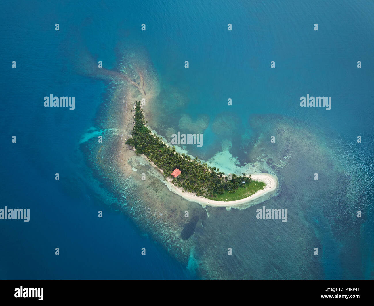 Kleine Coral Reef Island über drone Ansicht im blauen Meer Wasser Stockfoto